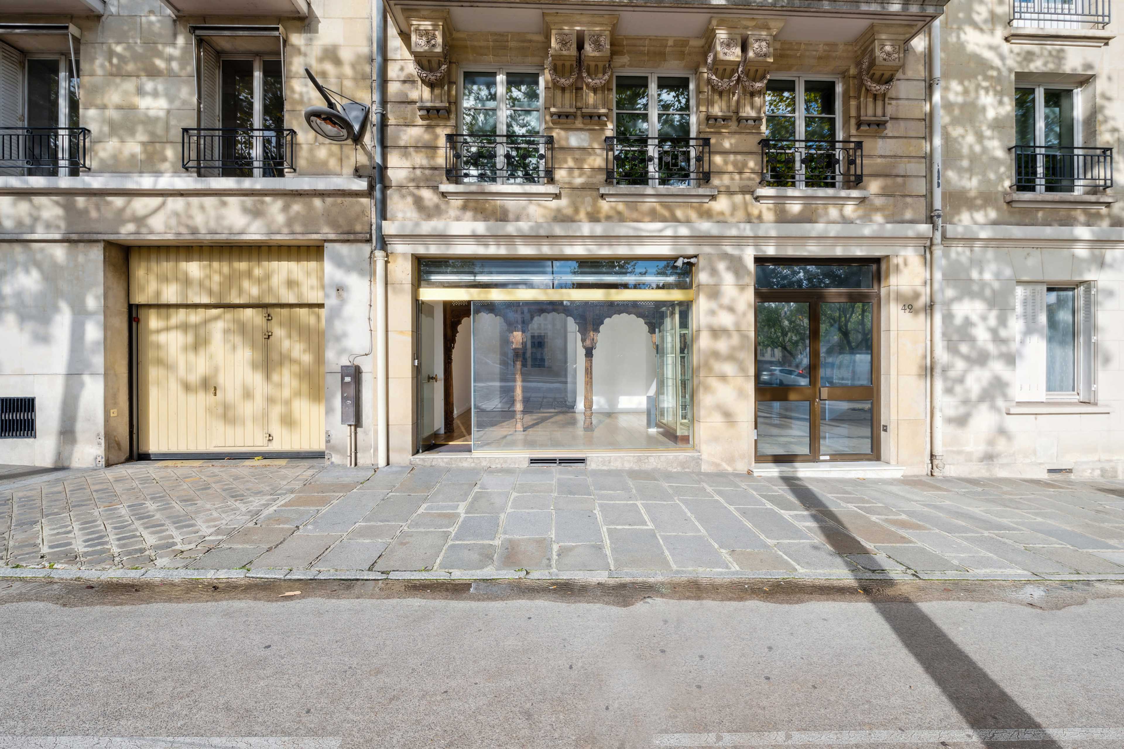 Magnifique galerie d'art au centre de Paris sur quais de Seine face Ile Saint-Louis Image dans Quartier Saint-Paul, paris, 