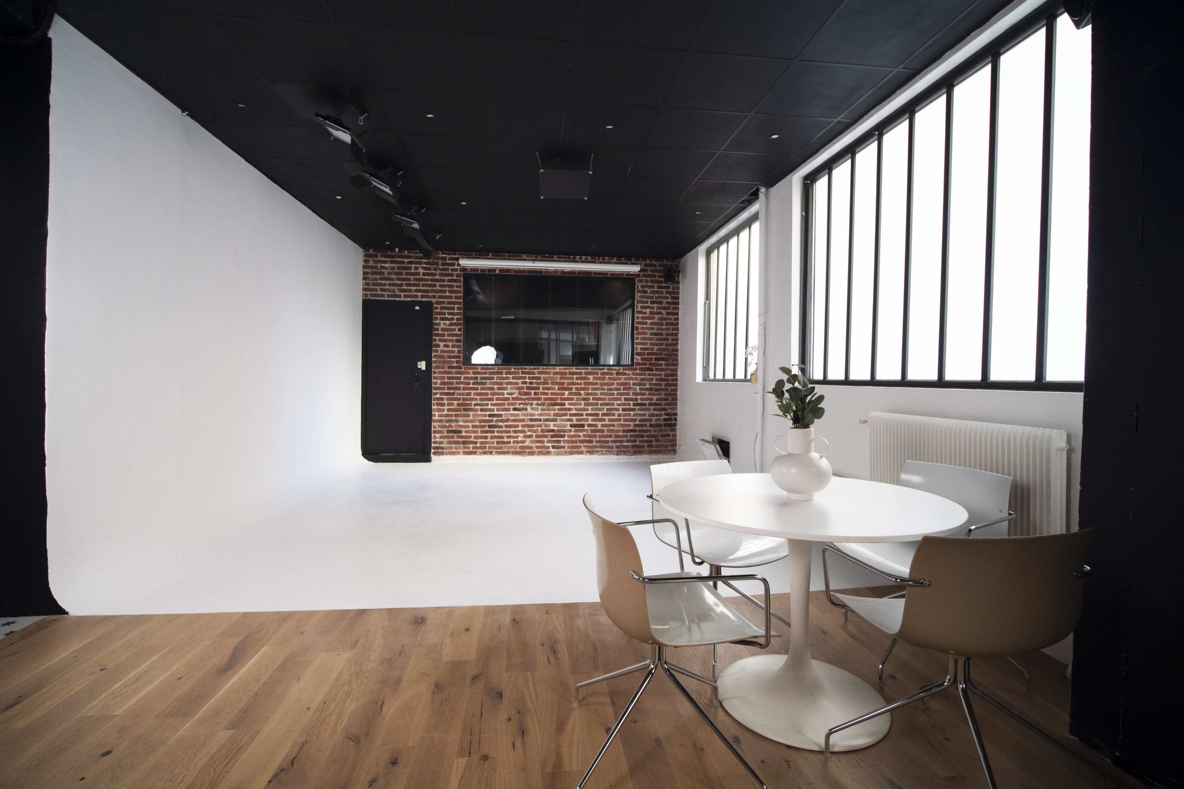 Studio photo style loft en lumière naturelle Image in Ménilmontant, Paris