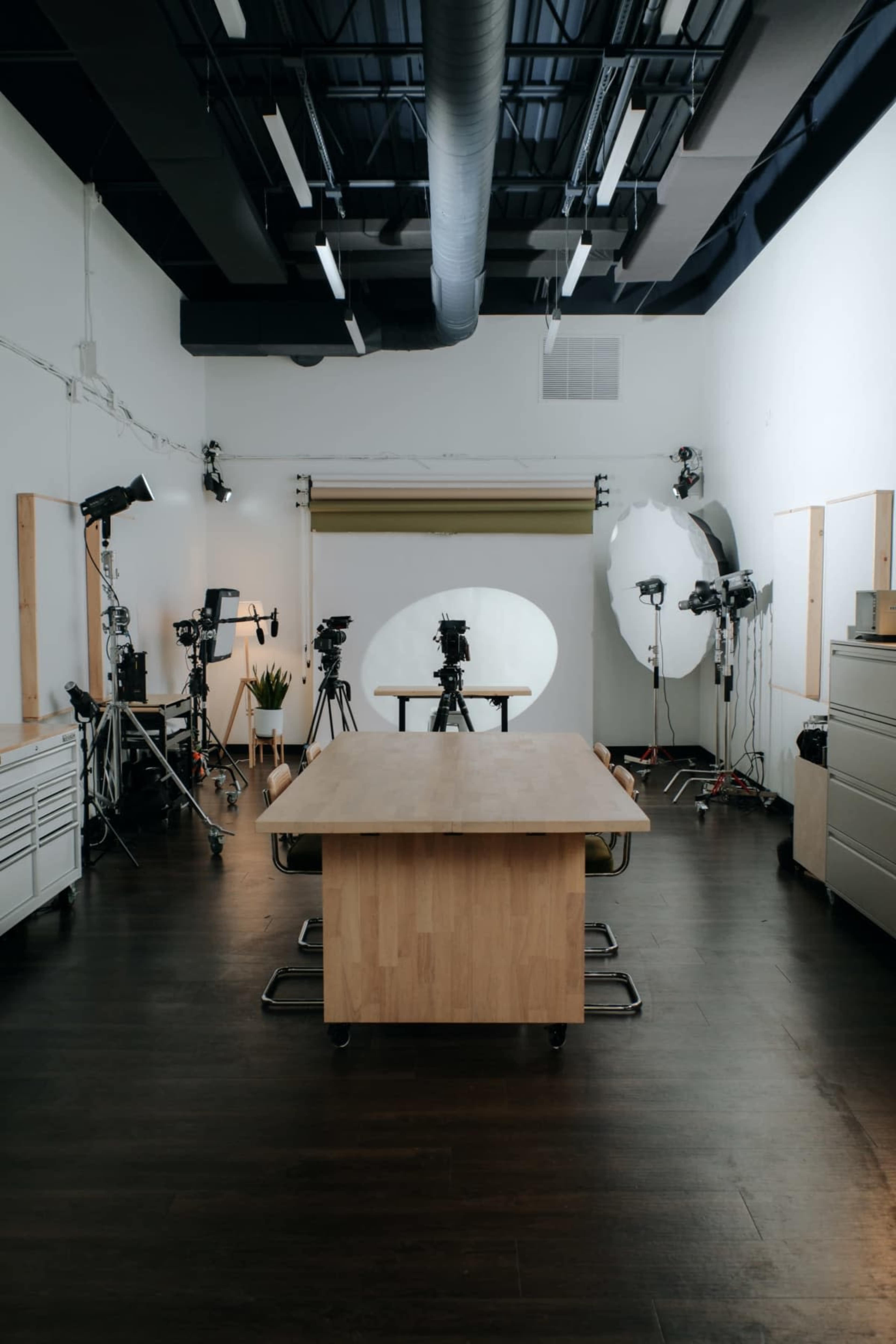 Convenient Photo & Video Studio with Tall Ceilings and Controlled Lighting Image in Sunset Hill, Overland Park, KS