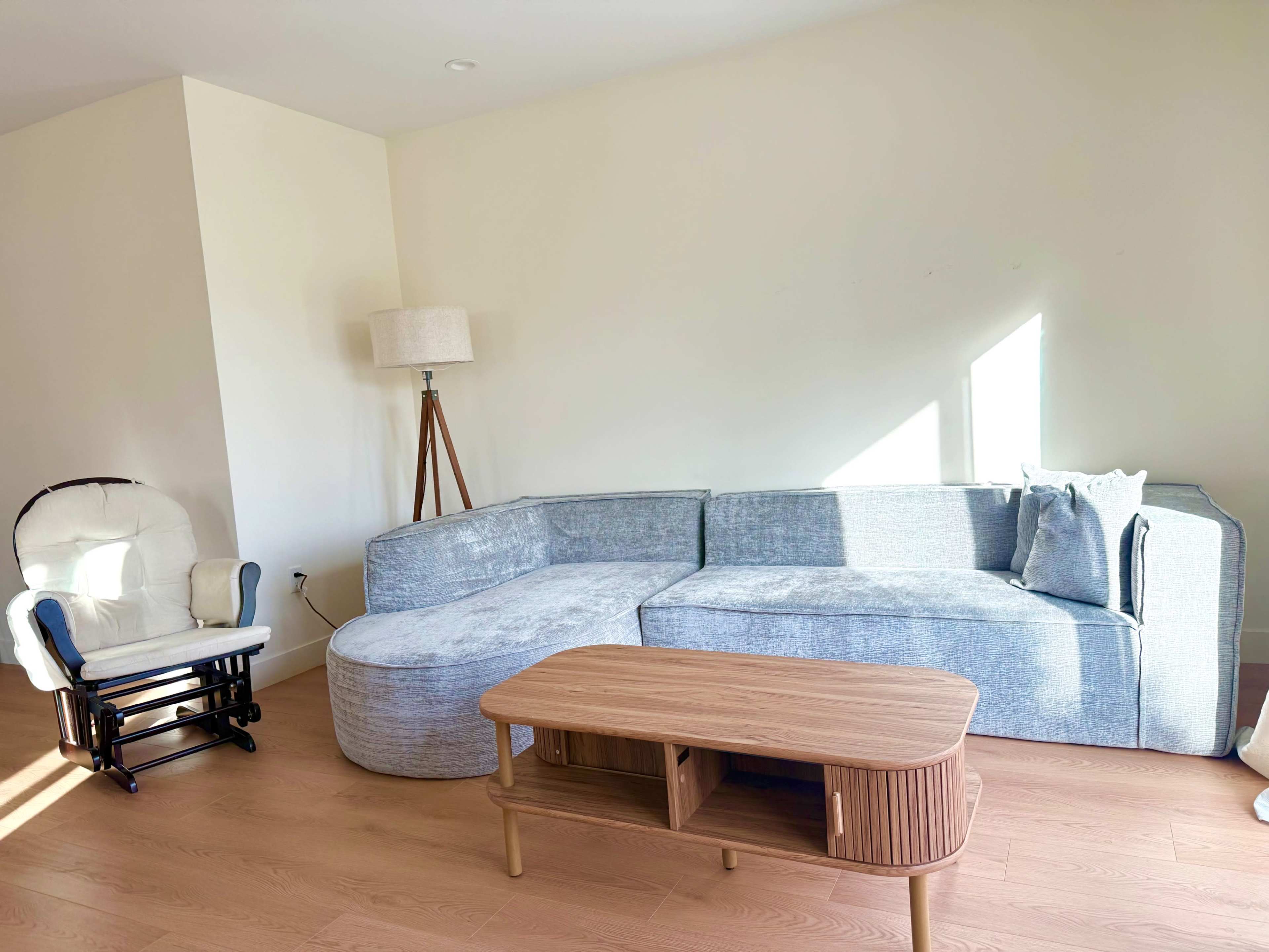 Modern white house Image in Sun Valley, Los Angeles, CA