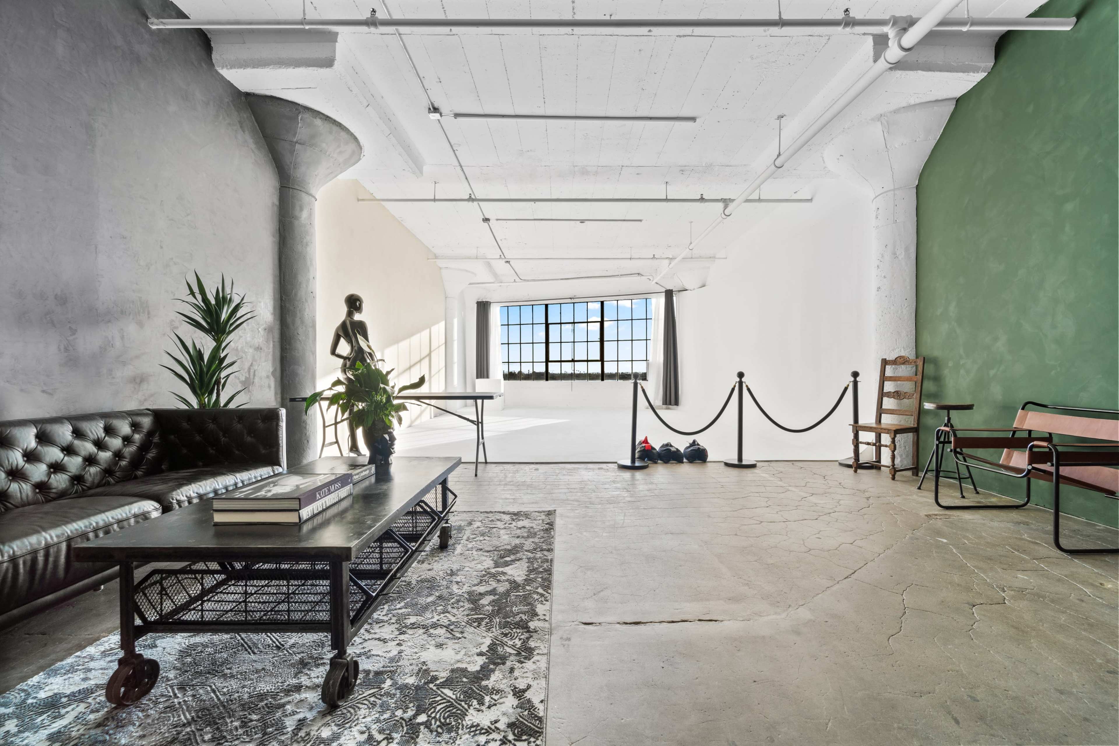 Bright Natural Light Cyc Wall Studio w/ Free Lights and AC Image in Central LA, Los Angeles, CA