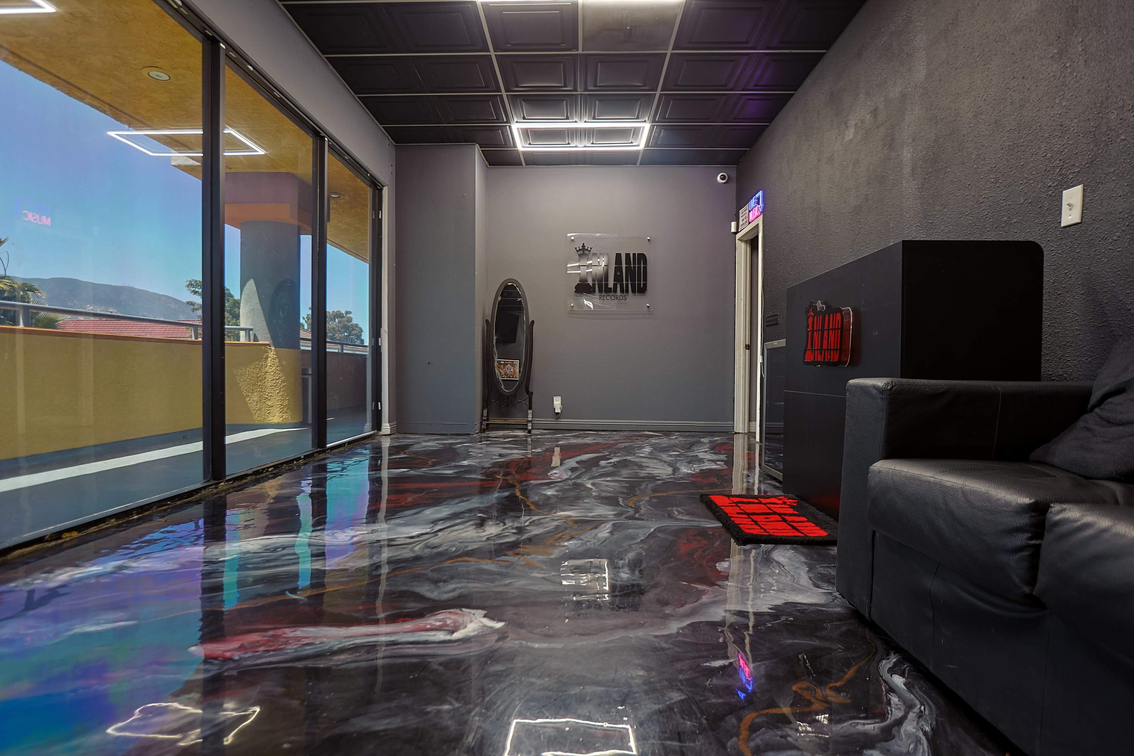 Second Floor open lounge space Image in Corona, Corona, CA