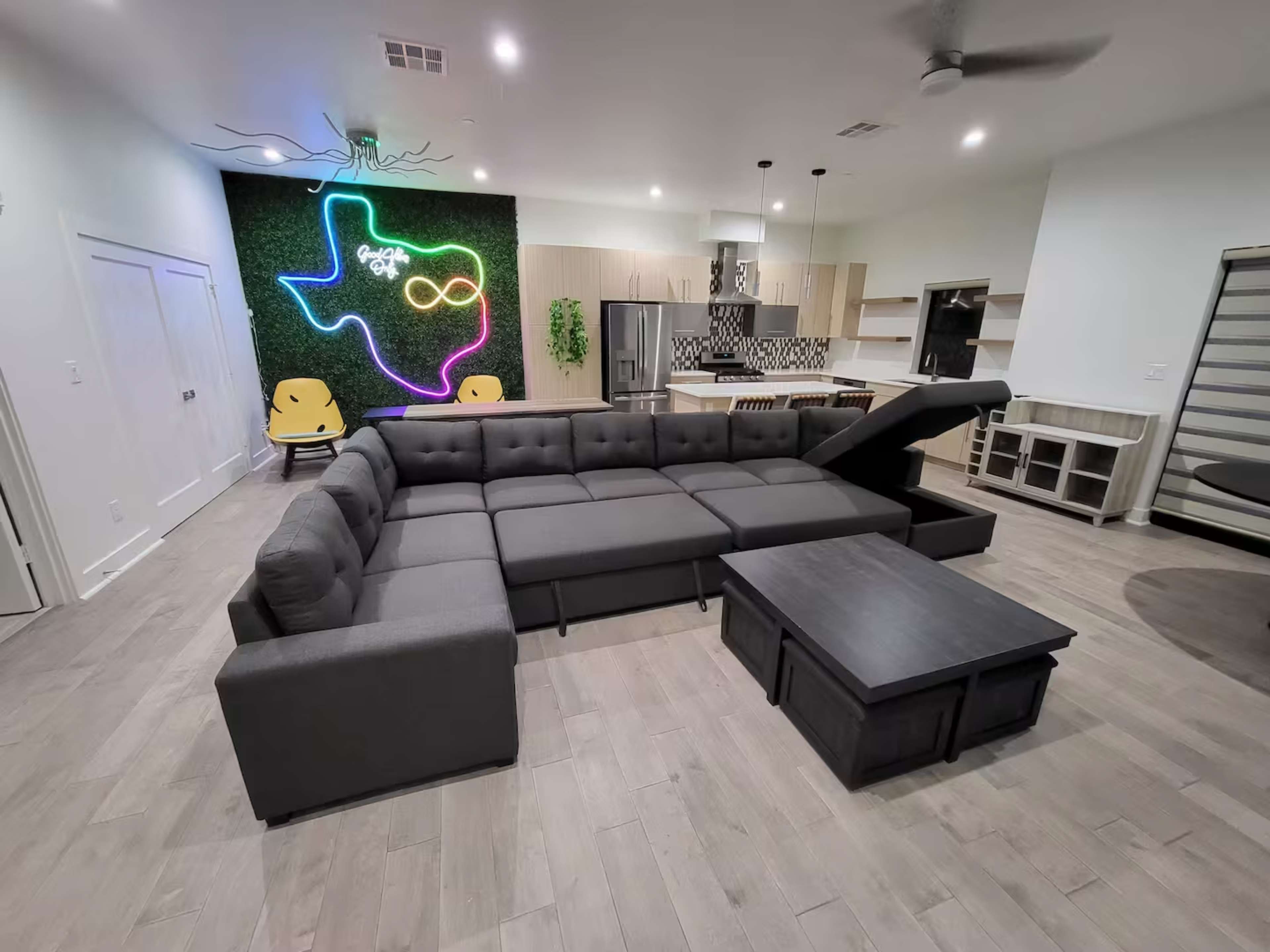 Townhouse with Rooftop Patio Image in Oak Cliff, Dallas, TX