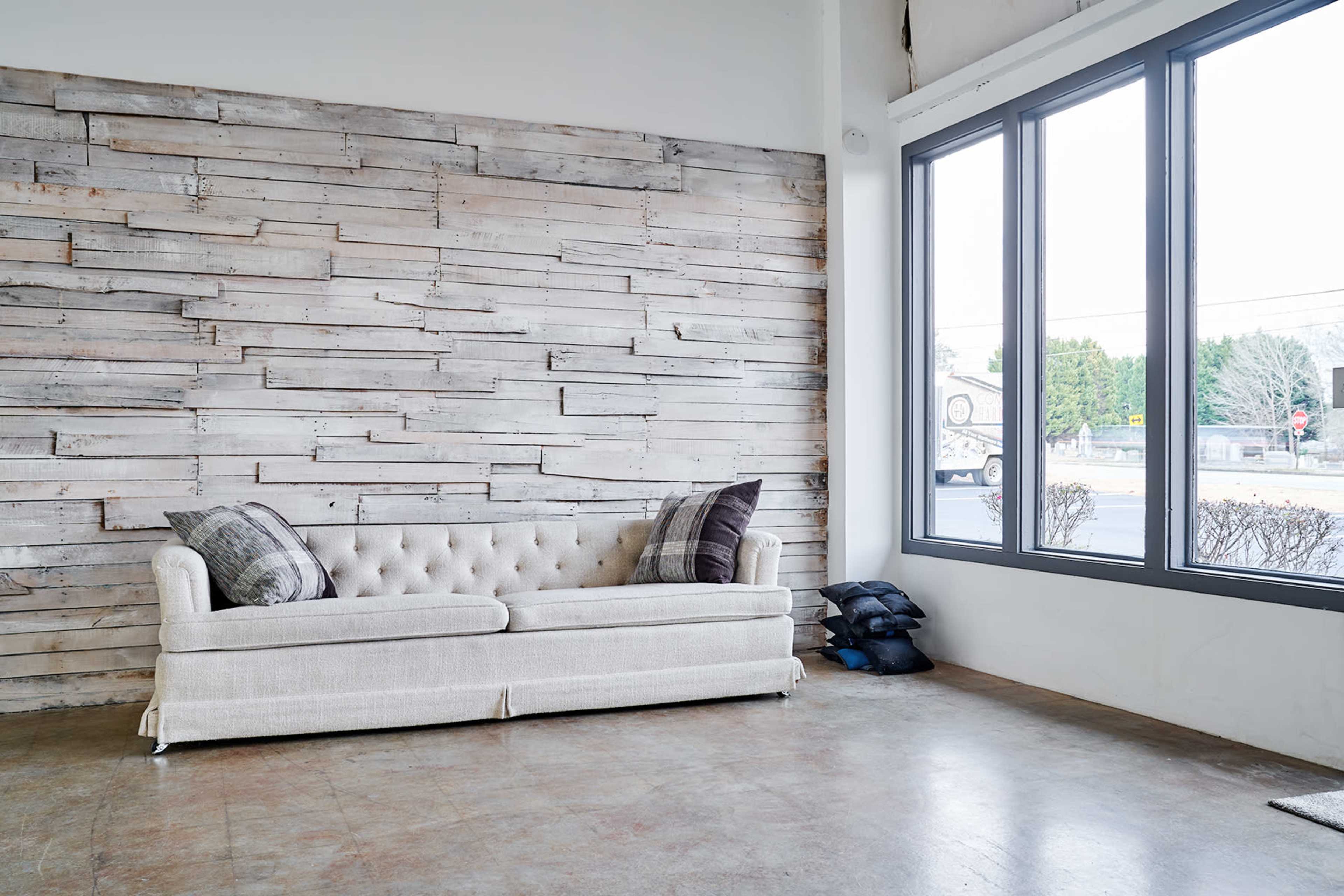 Photo studio with beautiful natural light and visible free parking Image in Tyrone, Tyrone, GA