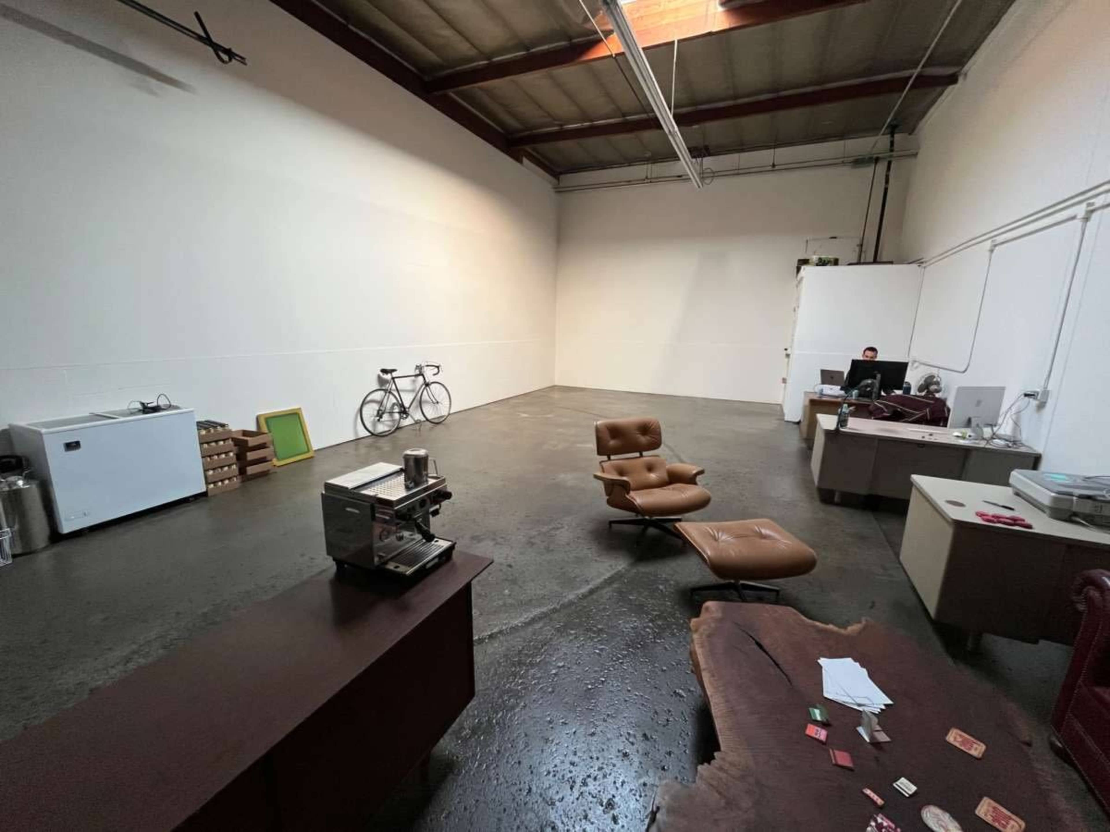 Versatile 1,000 sq. ft. Production Space with Roll-Up Gate Access Image in Washington, Long Beach, CA