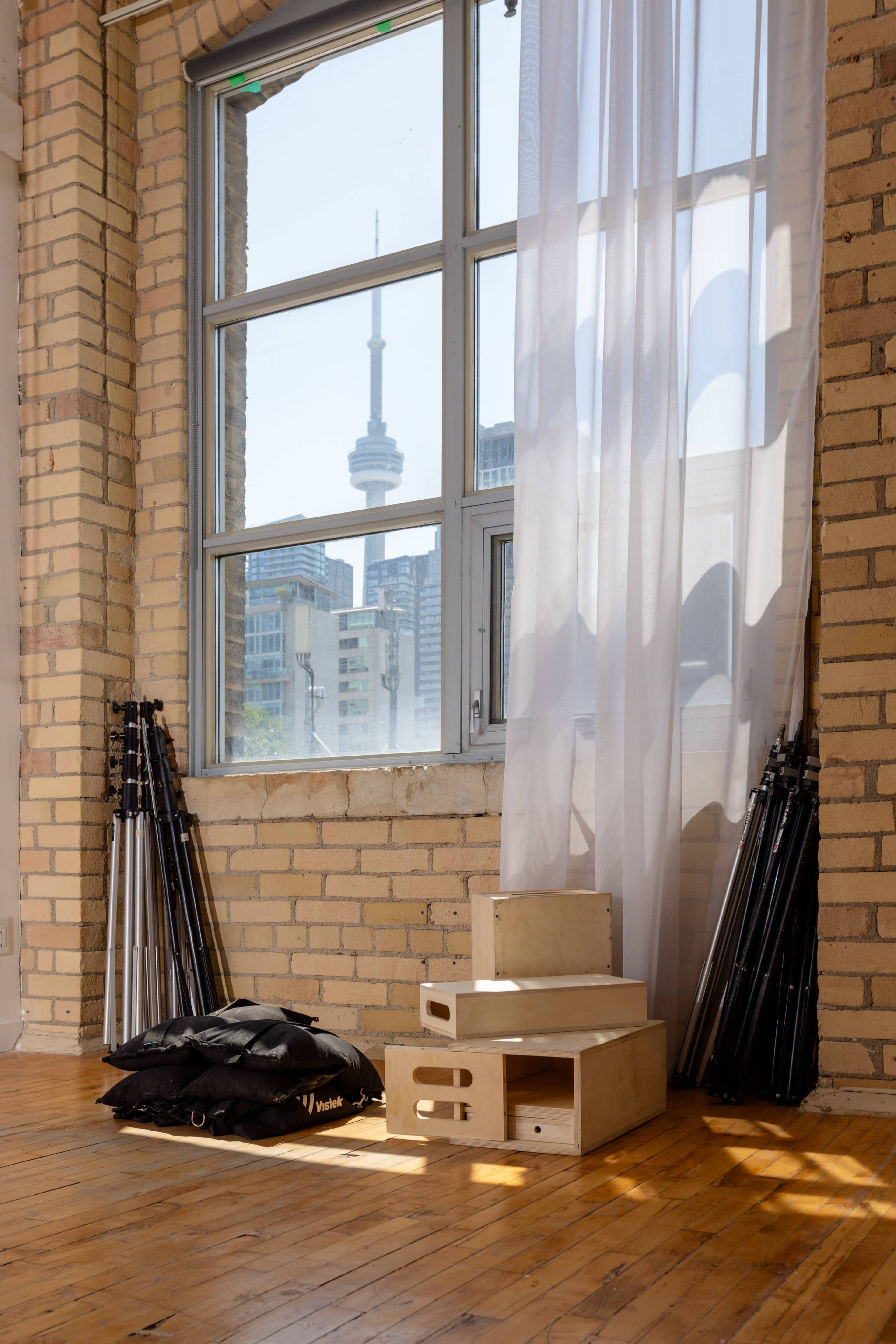 Downtown 750 sq. ft. Studio with Kitchen. South facing windows Image in Kensington-Chinatown, Toronto, ON