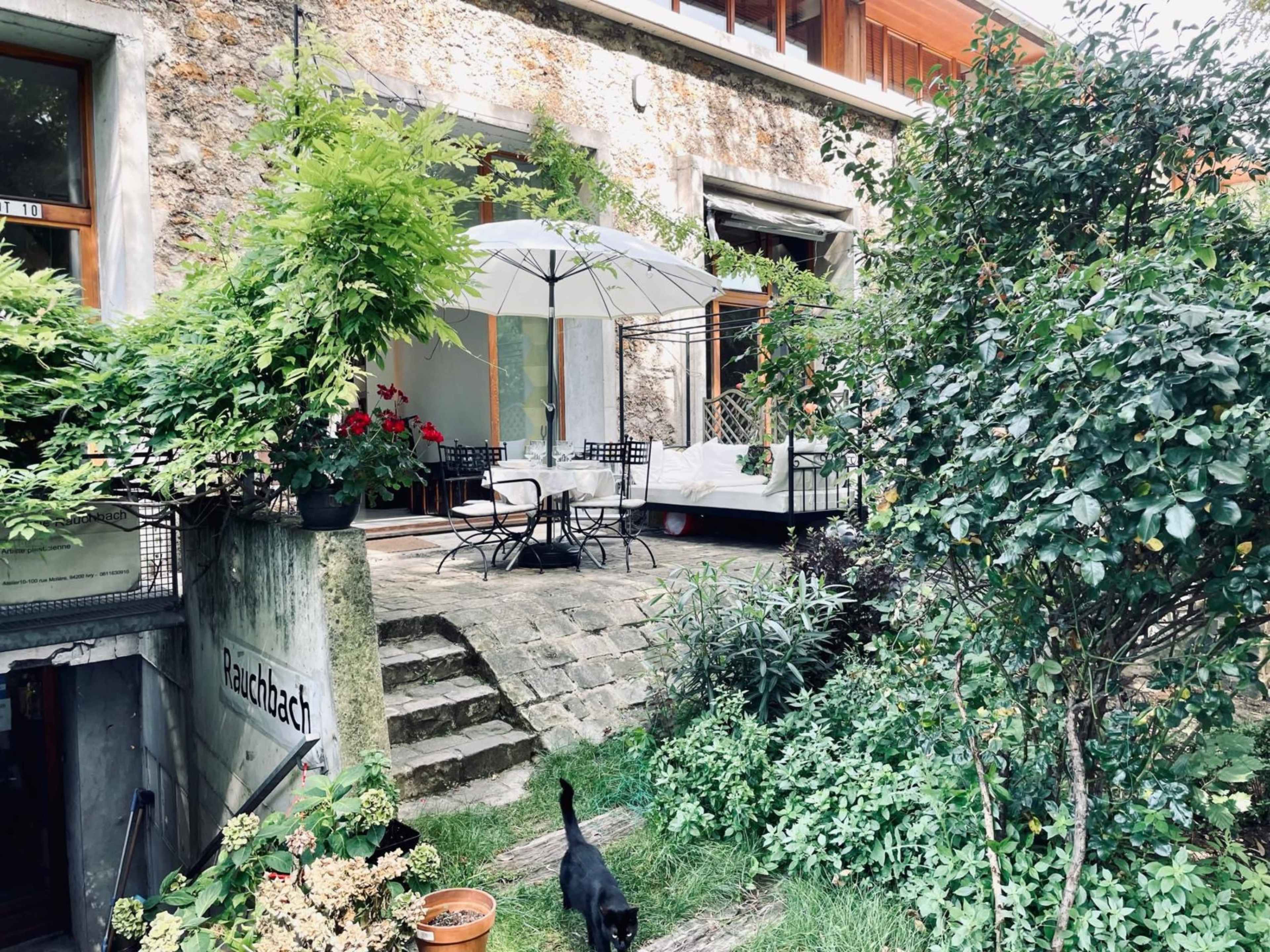 Un Décor De Cinéma : Loft Industriel D’exception Au Cœur D’un Jardin Secret. Image in , Ivry-sur-Seine