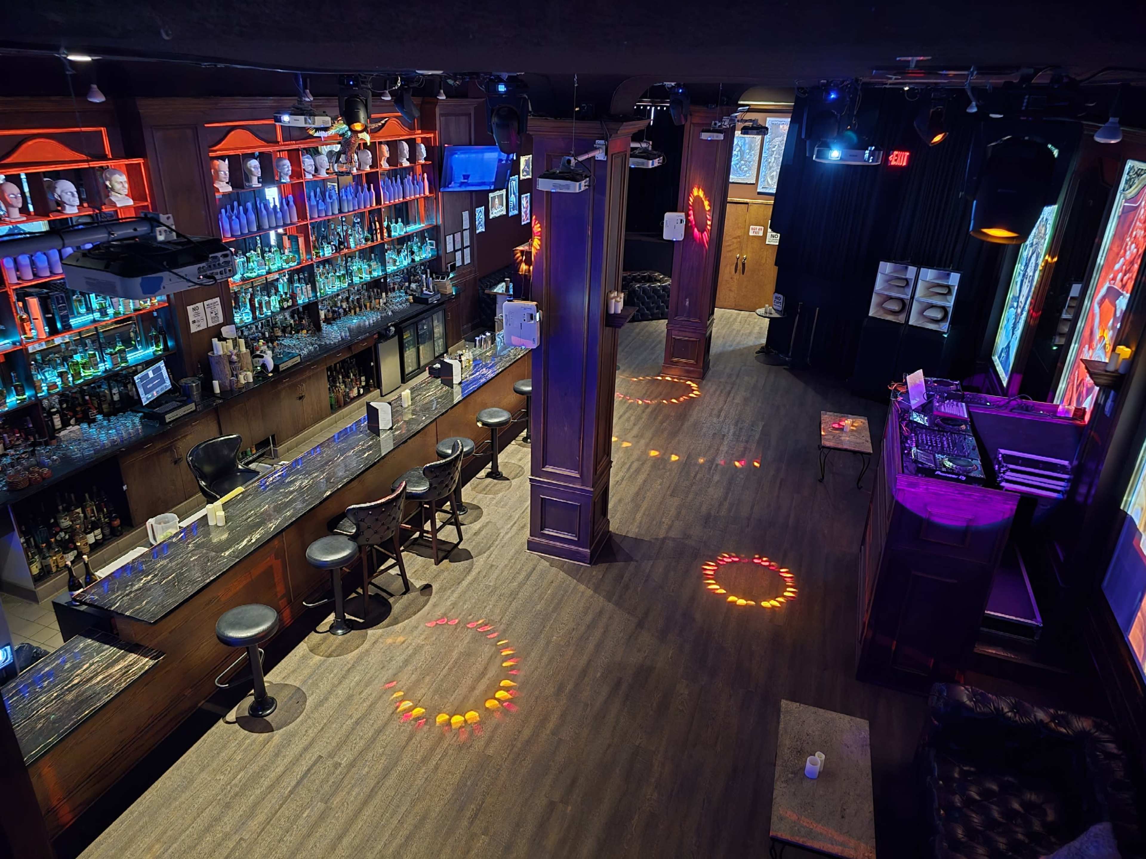 Bar and lounge in San Francisco's financial district with live music and immersive visuals. Image in Union Square, San Francisco, CA