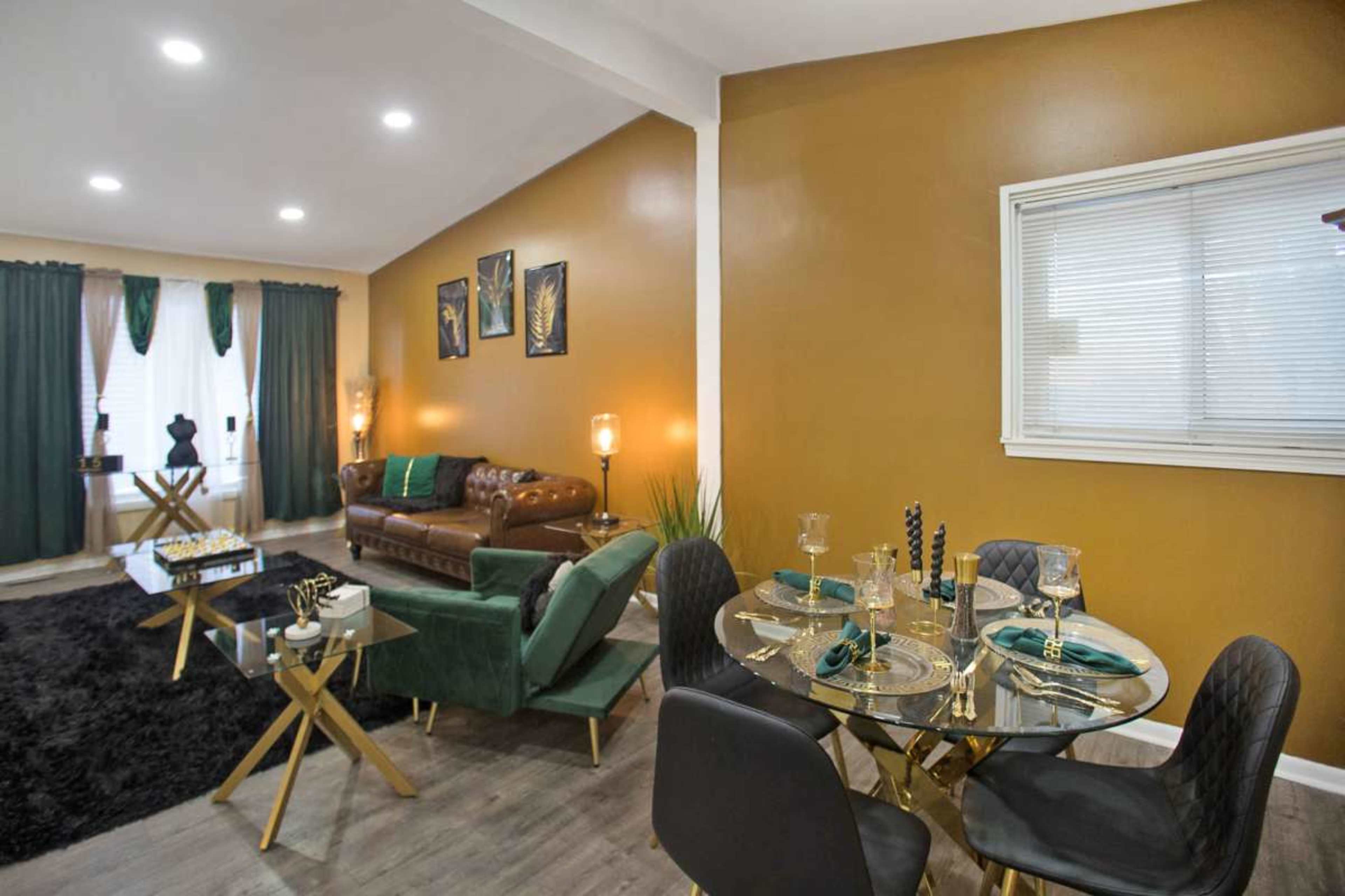 Dynamixx Getaway 4 beds, 2 bath, Hot Tub w/Adult Play Area Image in Oak Park, Oak Park, MI
