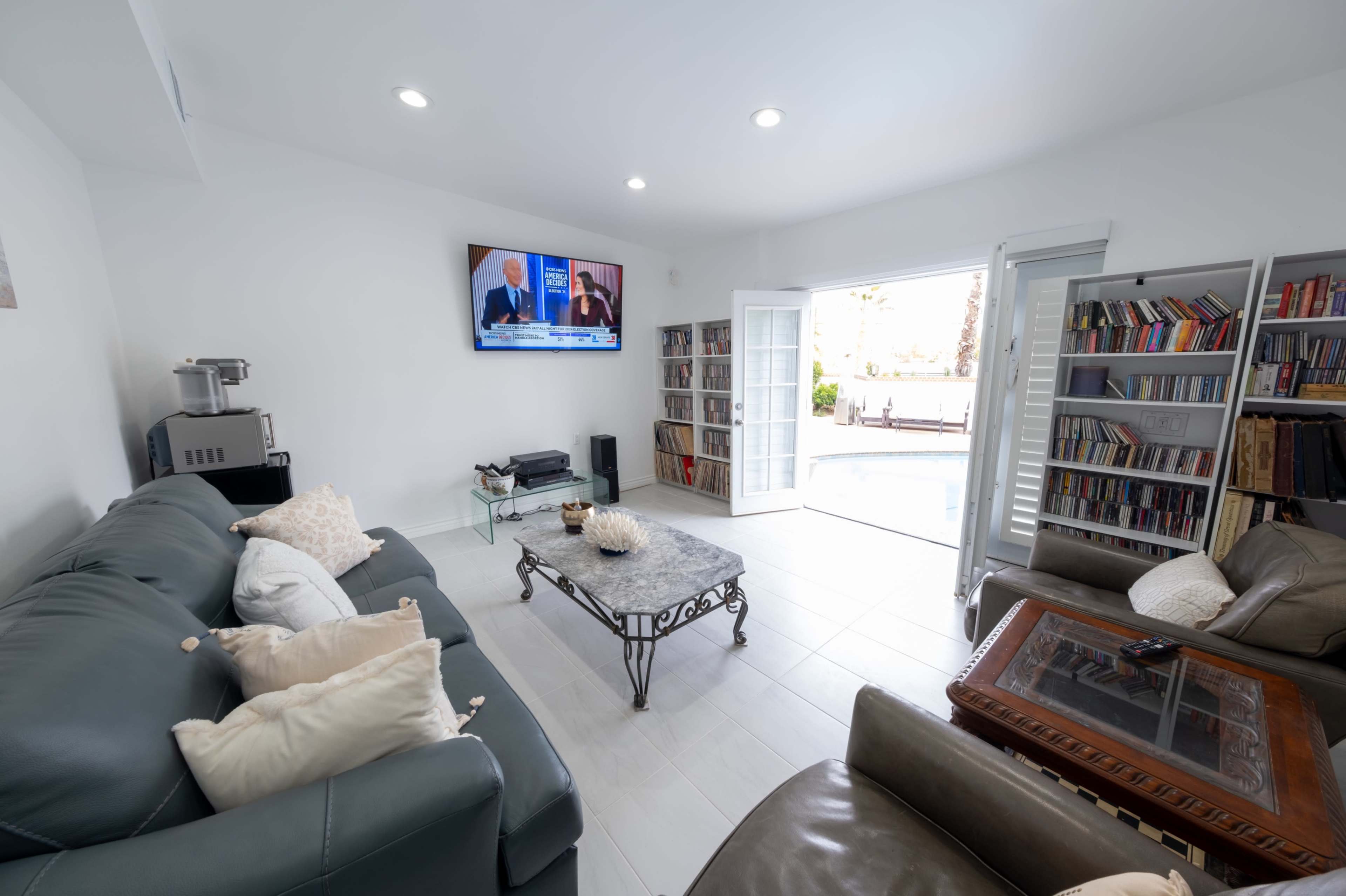 Modern White House tranquil retreat Image in Woodland Hills, WOODLAND HILLS, CA