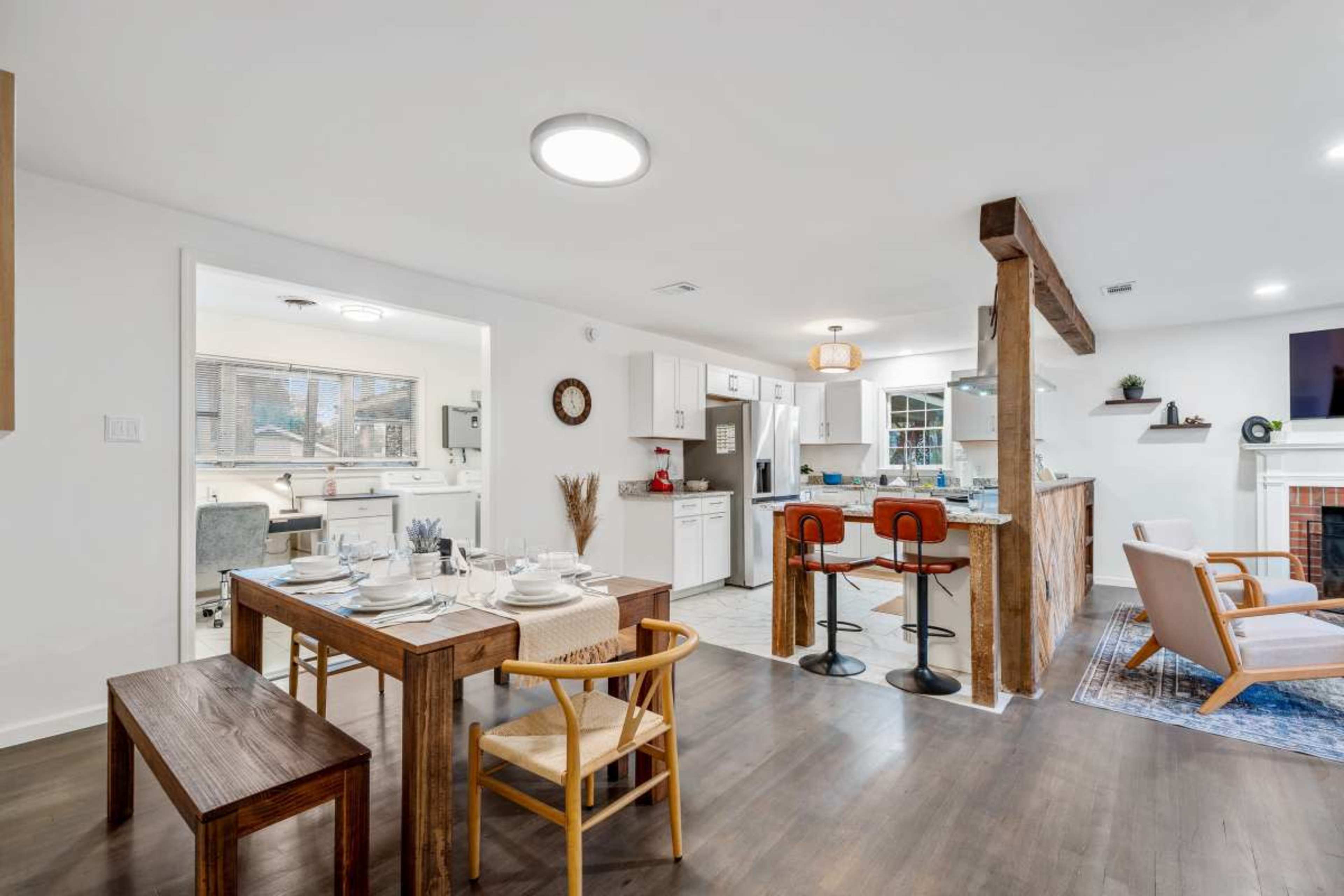 Midtown Luxury Bungalow - Fully Fenced - Adorable 1950's Brick Image in Live Oak, Savannah, GA