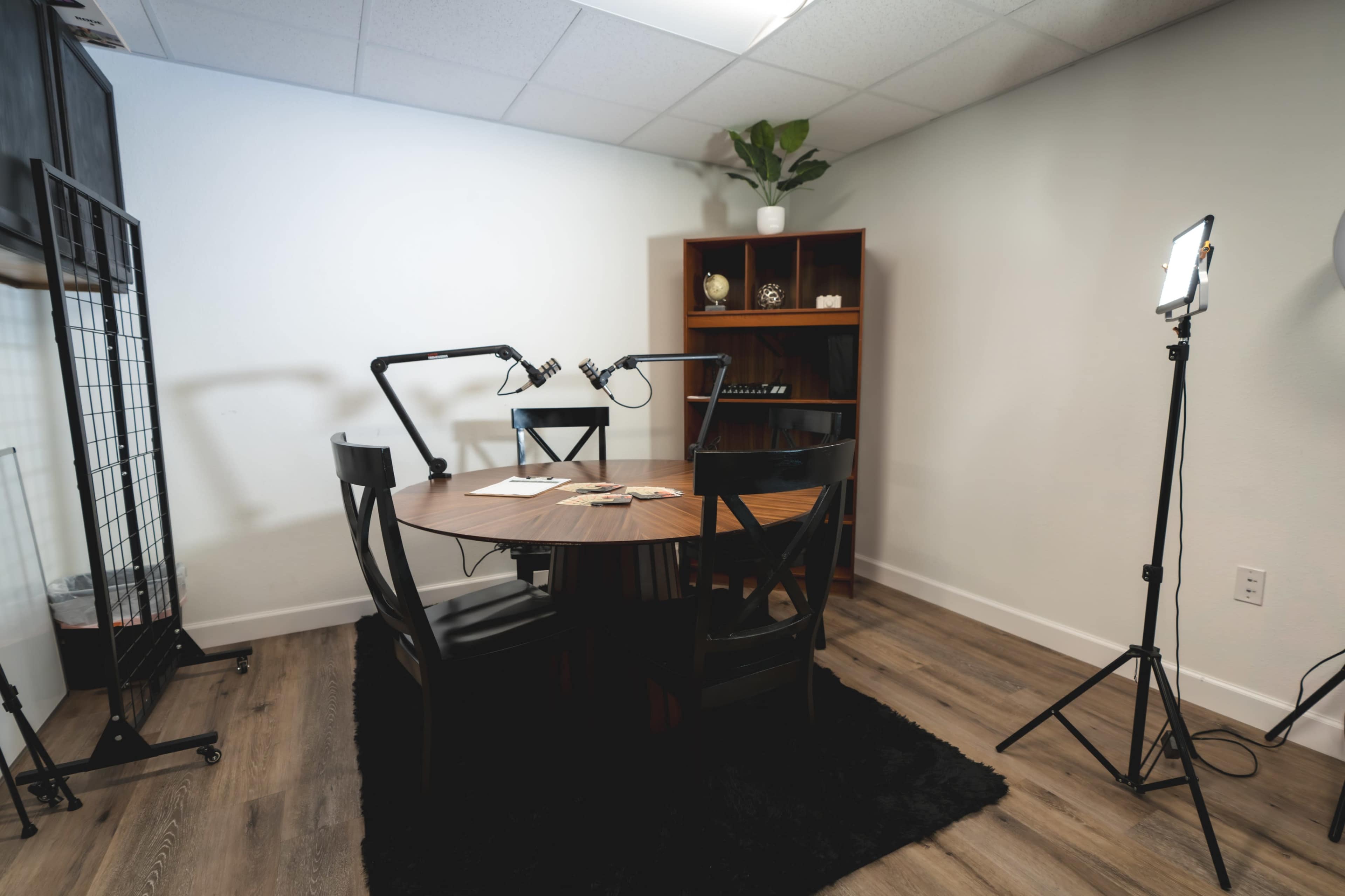 Downtown Orlando Content Studio with Modern Aesthetic Image in Pineloch, Orlando, FL