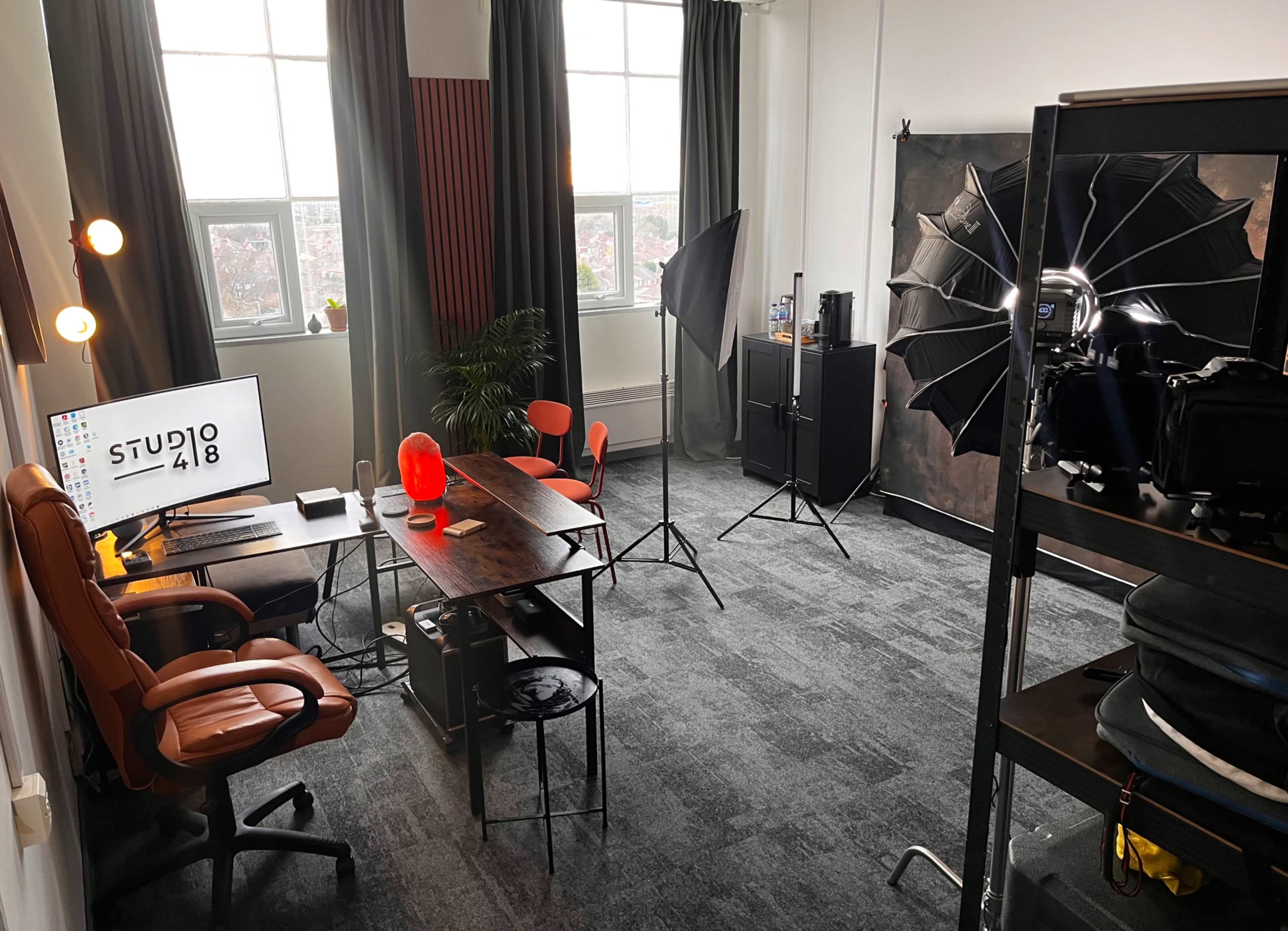 A bright, naturally lit studio overlooking Manchester’s skyline -  perfect for creatives. Image in Reddish, Manchester, ENG