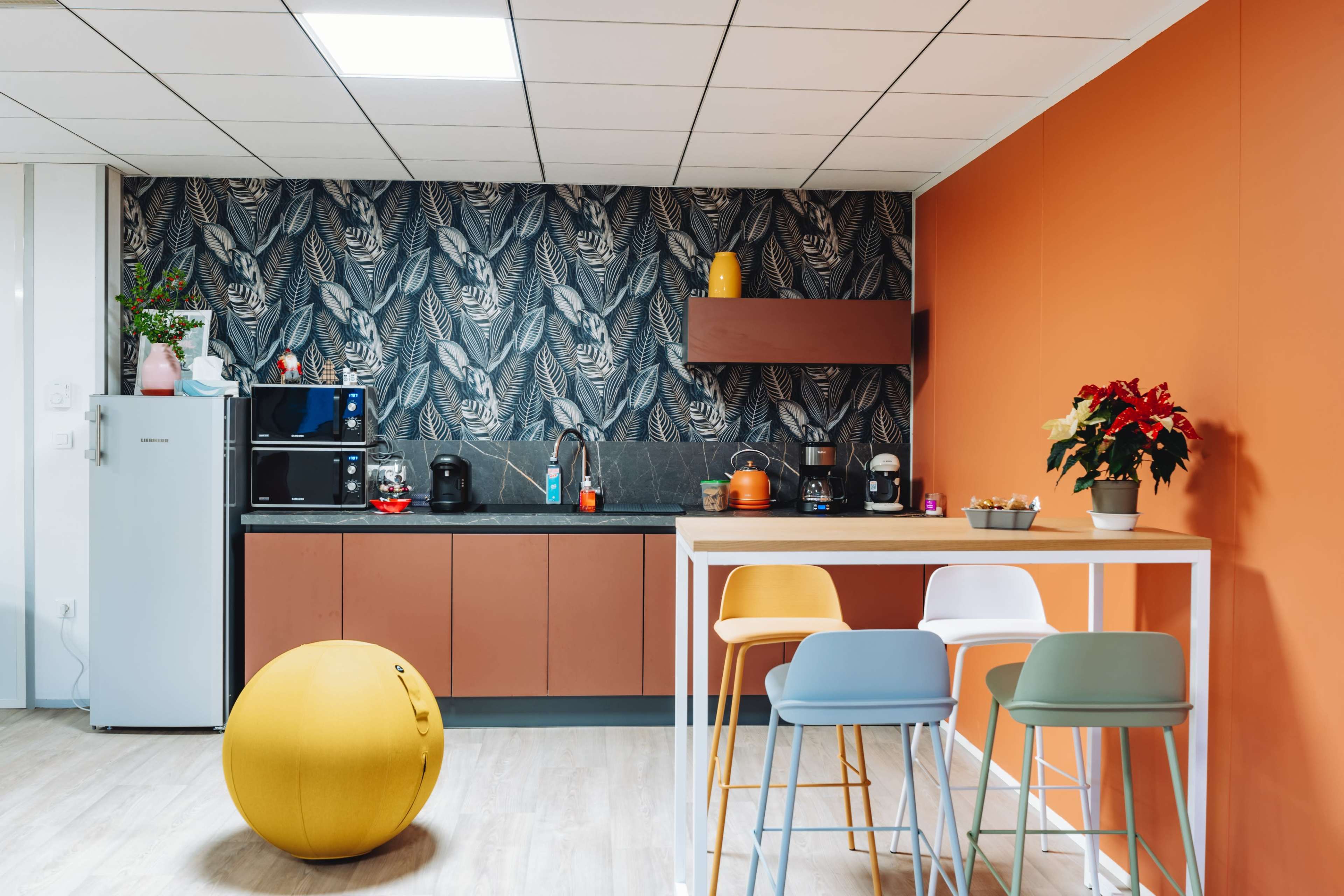 Salle de Réunion en périphérie Nîmoise avec lumière naturelle et écran tactile de 96" Image in Costières, NIMES