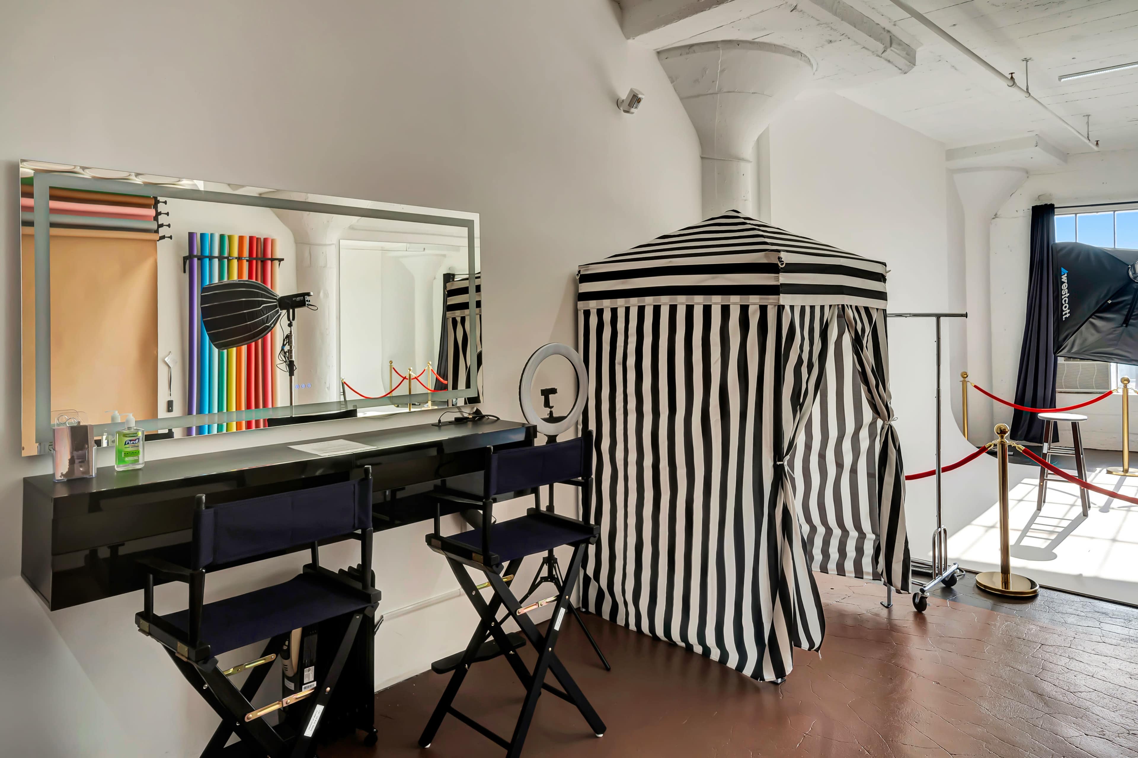 519: Bright Natural Light Cyc Wall Studio w/ Skyline View & FREE LIGHTING/EQUIPMENT! (AC & Heater Available!) Image in Central LA, Los Angeles, CA