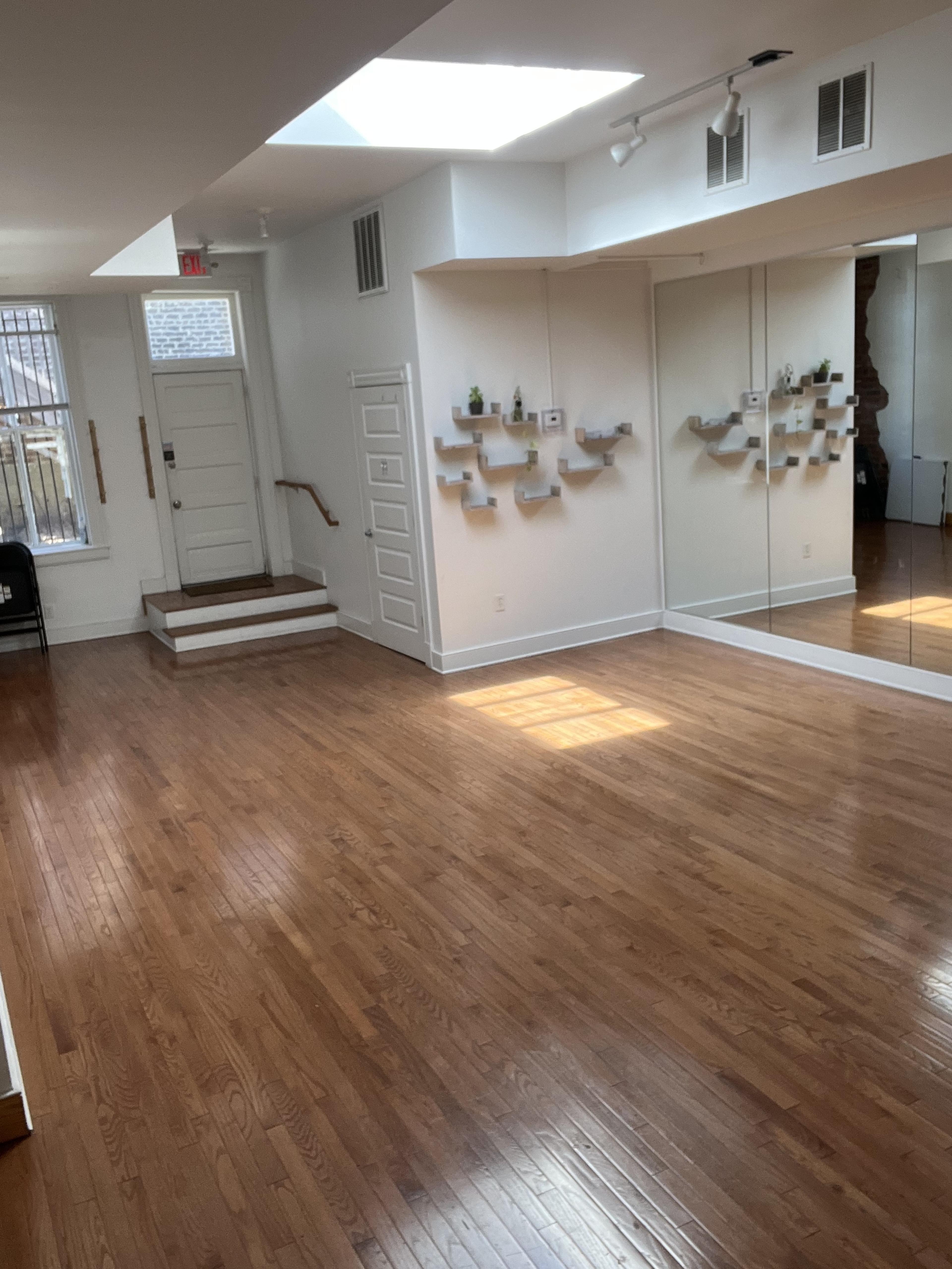 Downtown blank canvas (natural light) studio and/or event and/or meeting and/ or dance studio  space Image in Downtown, Richmond, VA