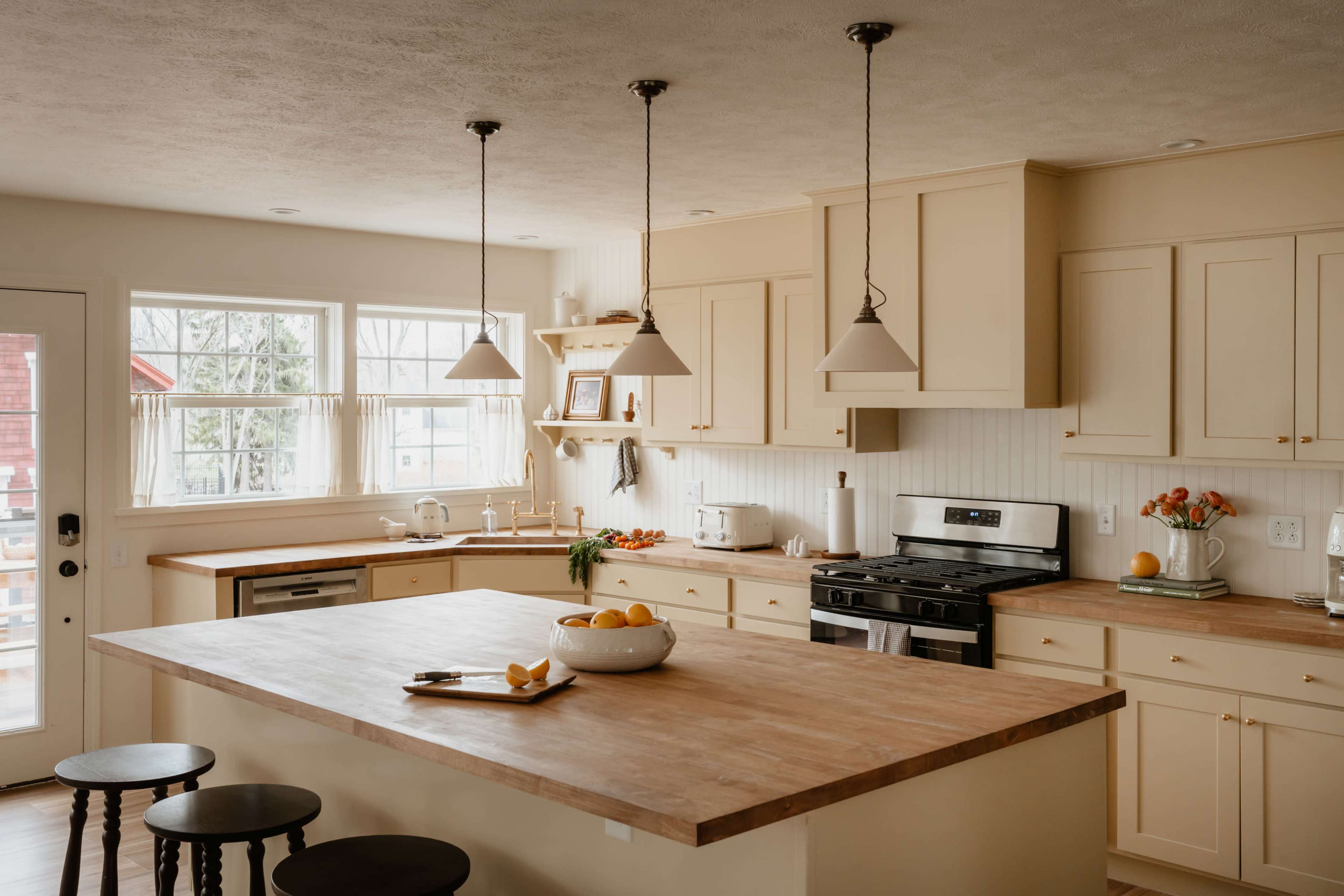 Pool, Hot Tub, Waterfront, Designer Finishes on Owasco Lake Image in Owasco, Auburn, NY