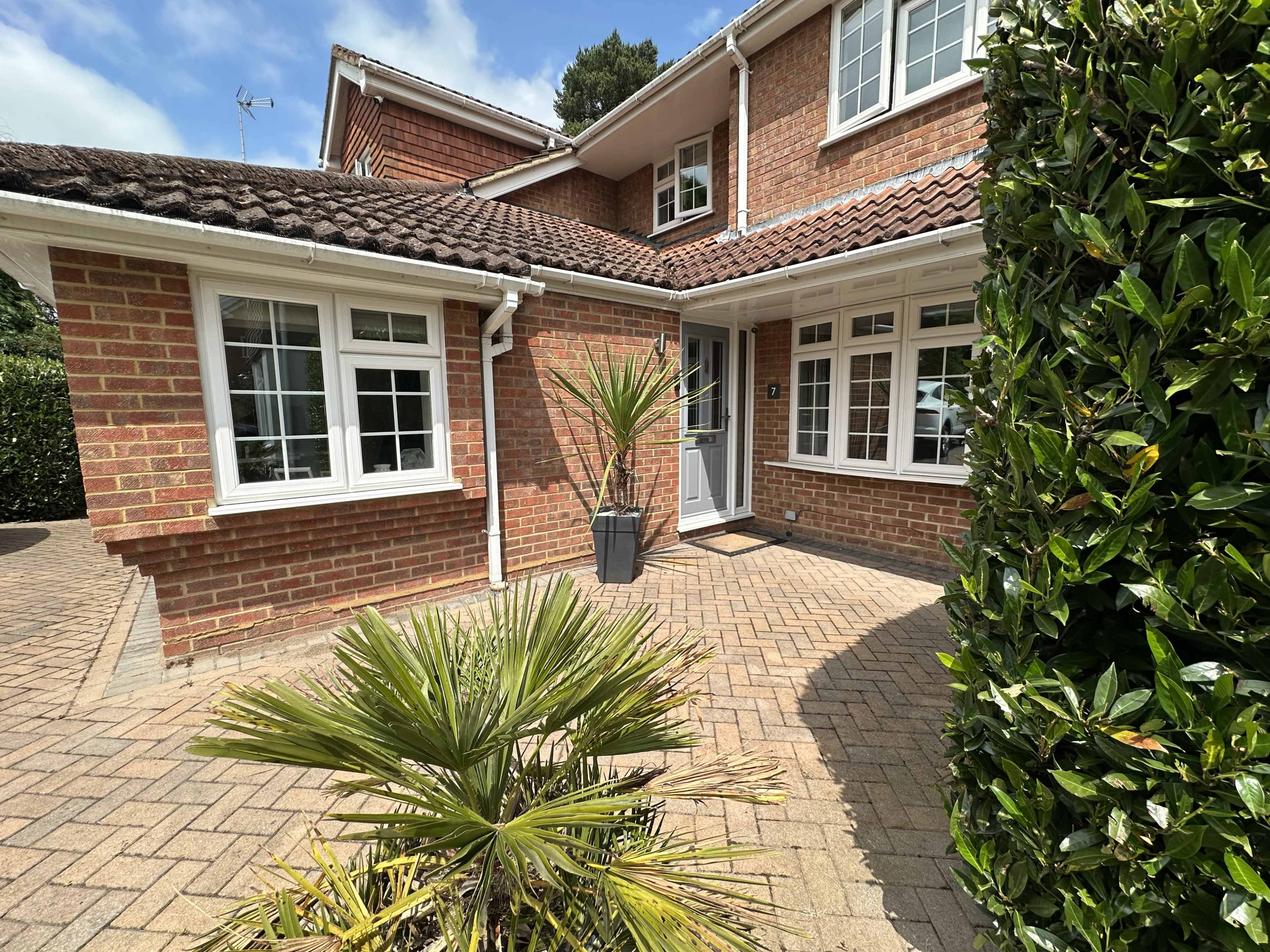 Tropical Family Home Film Location in Finchampstead, Wokingham Image in Finchampstead, Wokingham, ENG