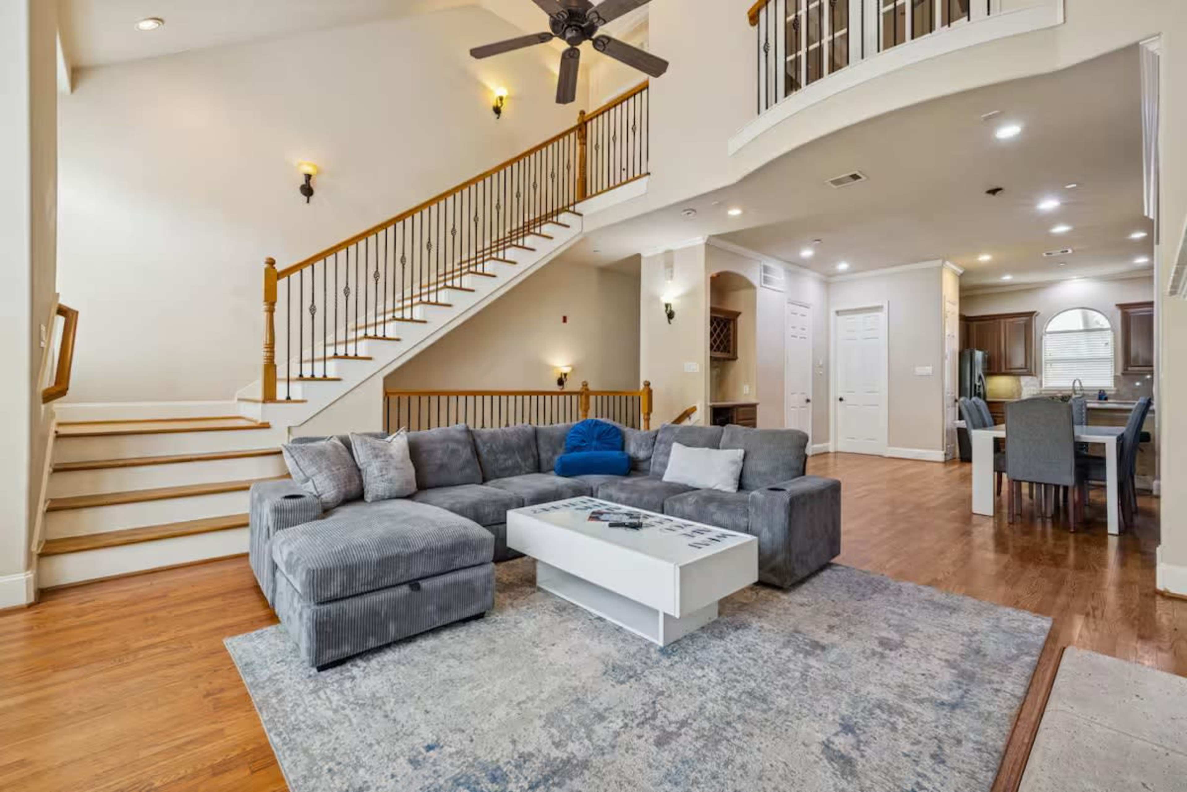 Artsy 3-Story Townhouse - Great for Events and Videoshoots! Image in Mid West, Houston, TX