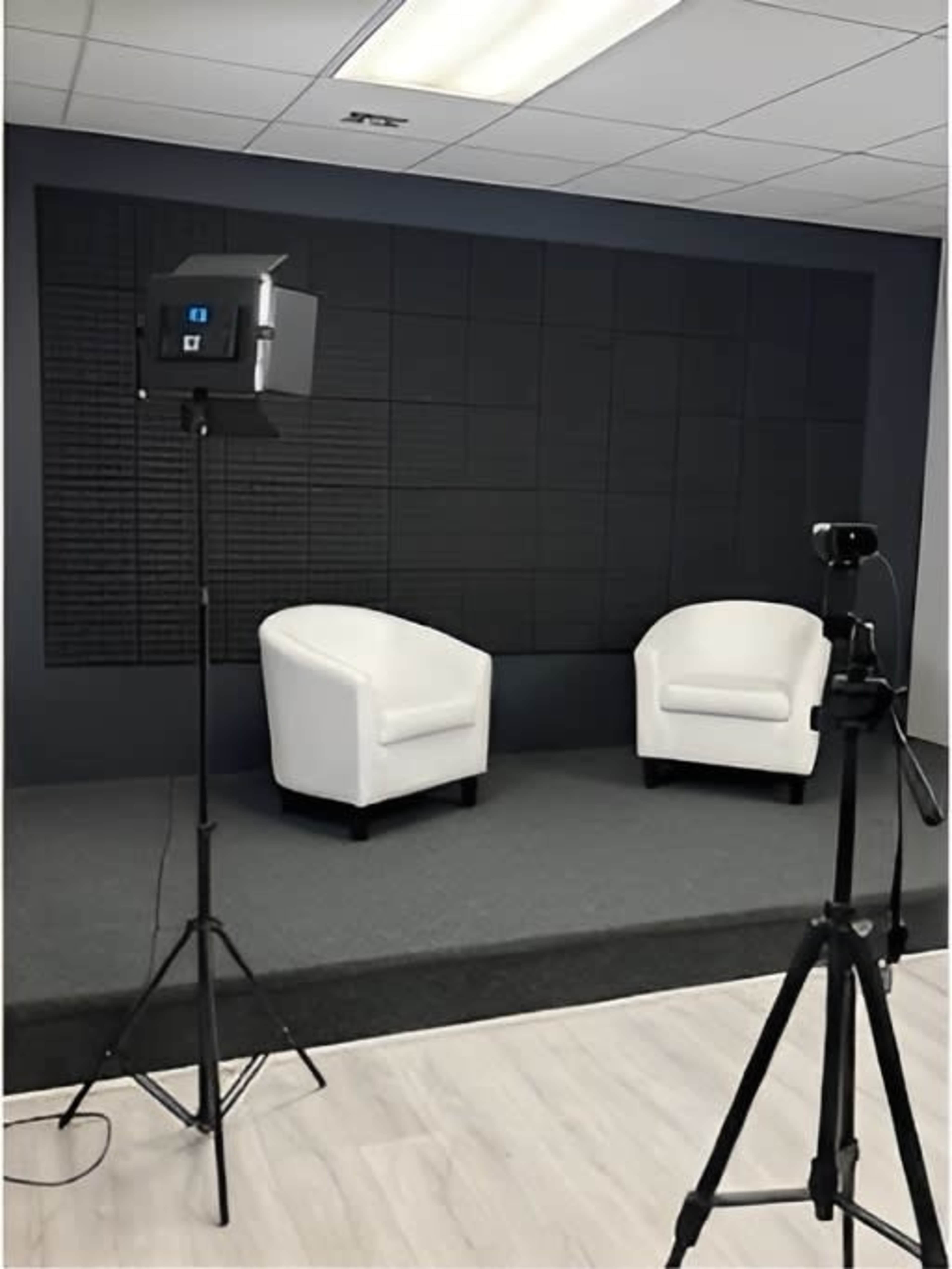 Downtown Content Studio with Ring-Lit Interview Set Image in North Broadway, Newark, NJ