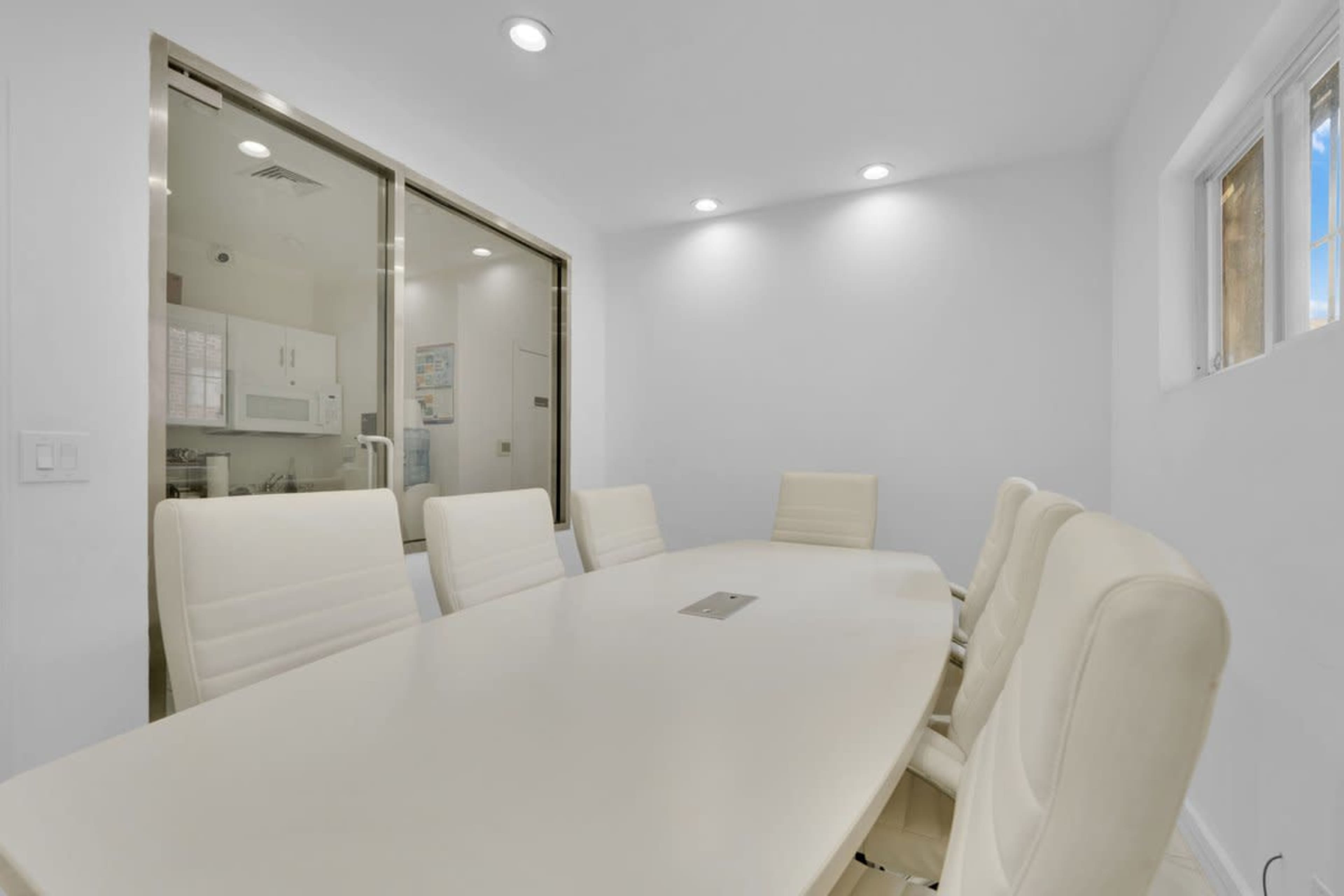 Conference Room for Hourly Rent: Professional & Private Image in Richmond Hill, Richmond Hill, NY