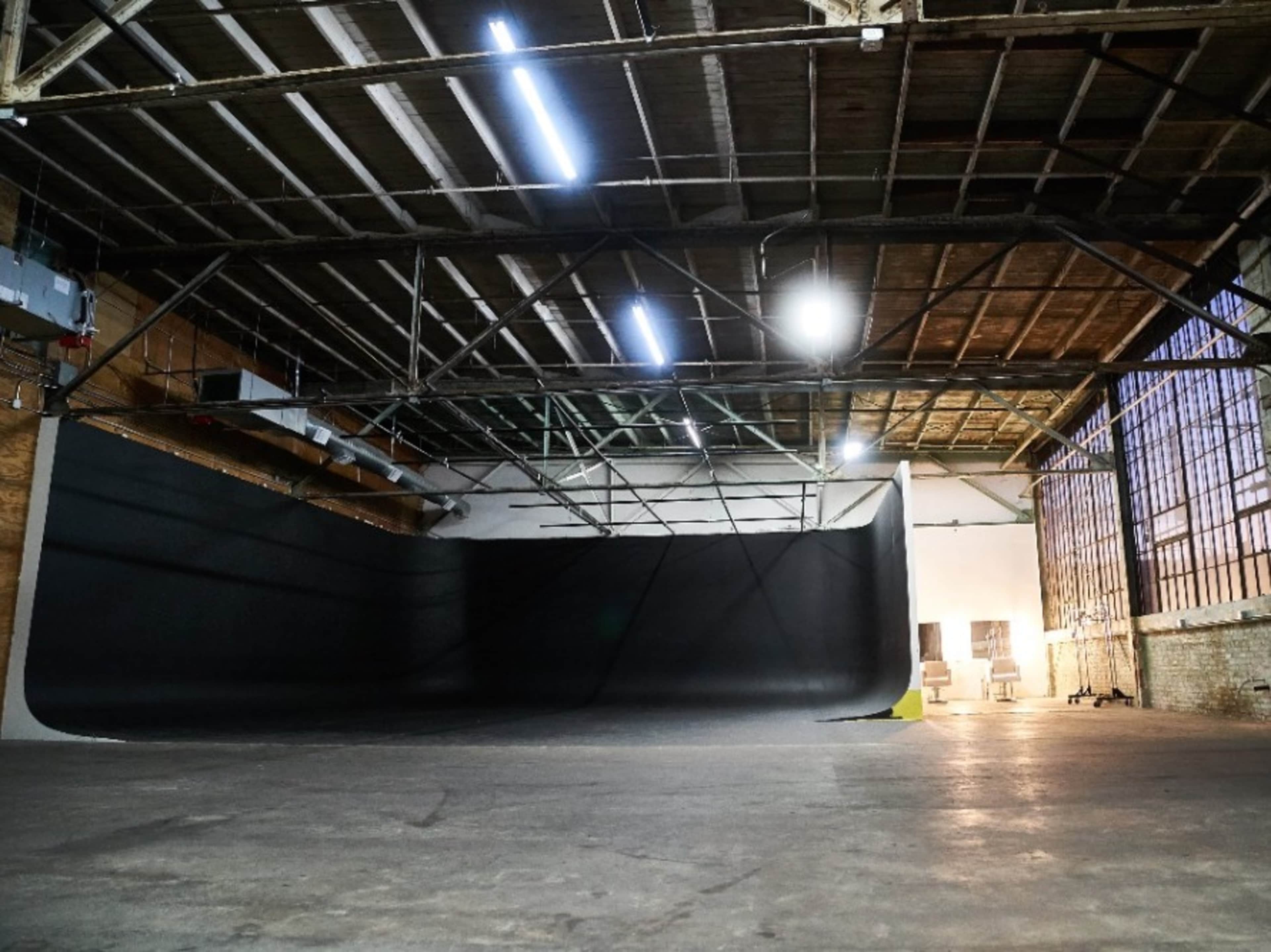 3 Wall Cyc: Center Stage (white, black, green)