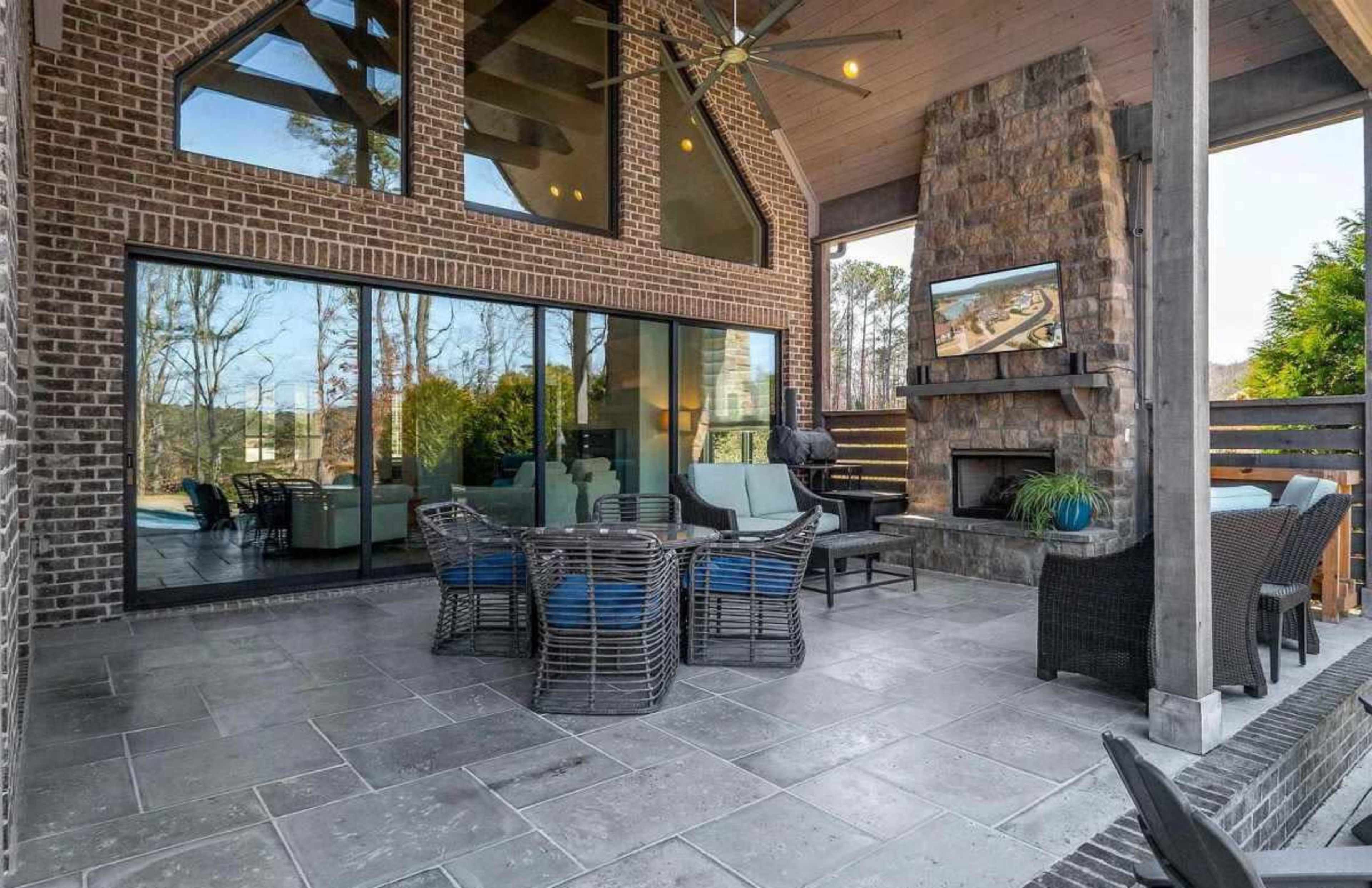 Luxury Golf-Course Estate with Resort Pool, Vaulted Ceilings & Outdoor Fireplace Image in Hoover, HOOVER, AL