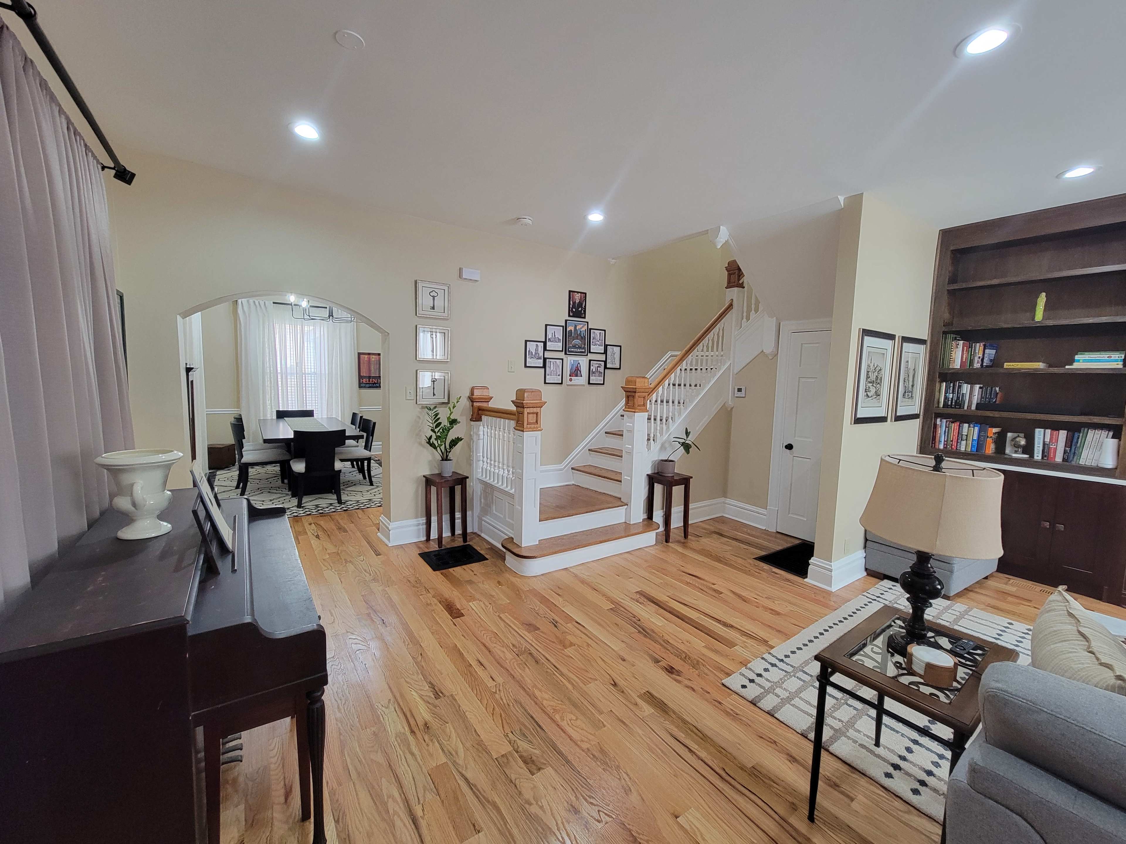 Versatile Furnished South Shore Home Featuring Classic Chicago Architecture Image in South Shore, Chicago, IL