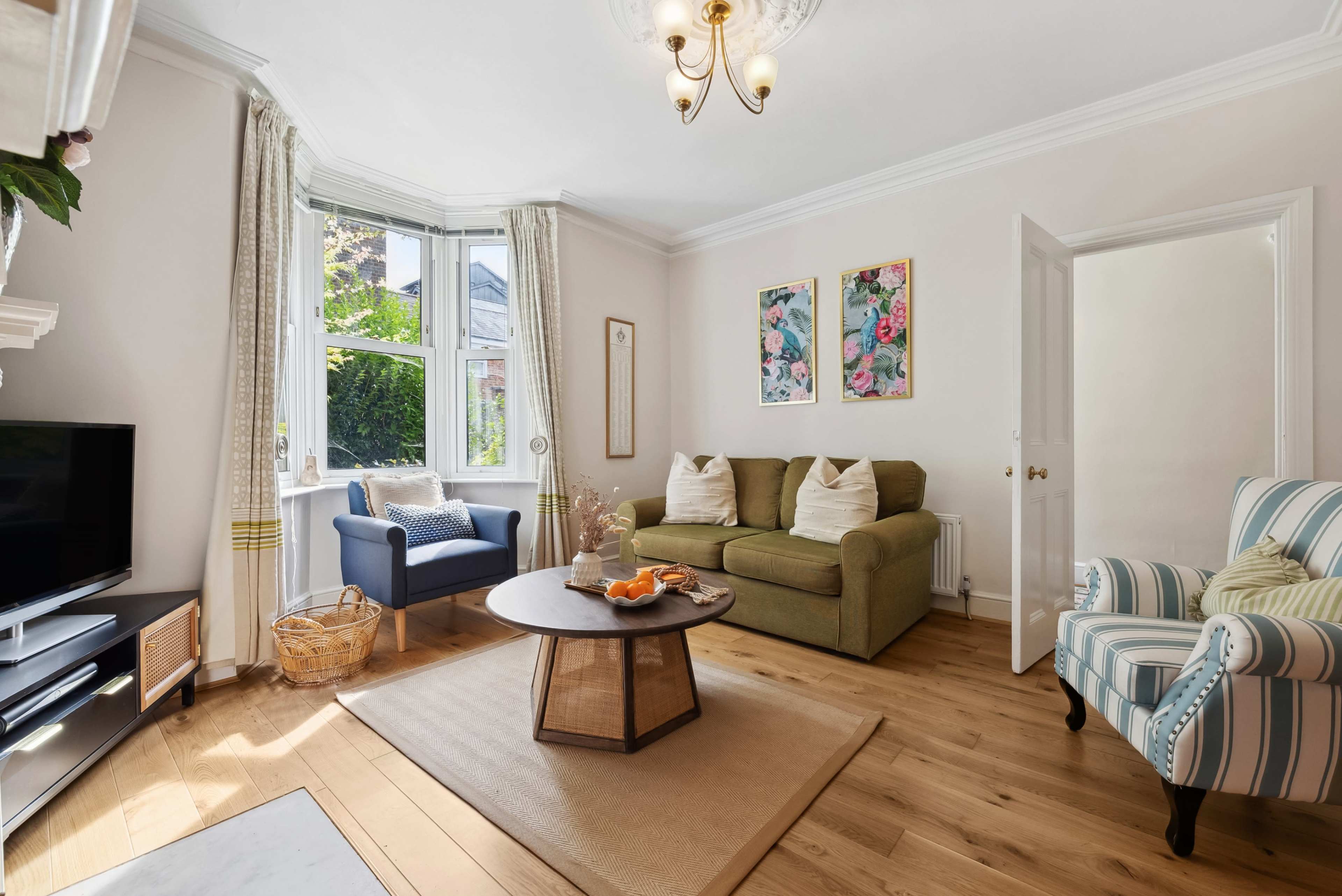 3-BR Stylish House, Sleeps 6 - Aylesbury Road Image in Winchester, Winchester, ENG