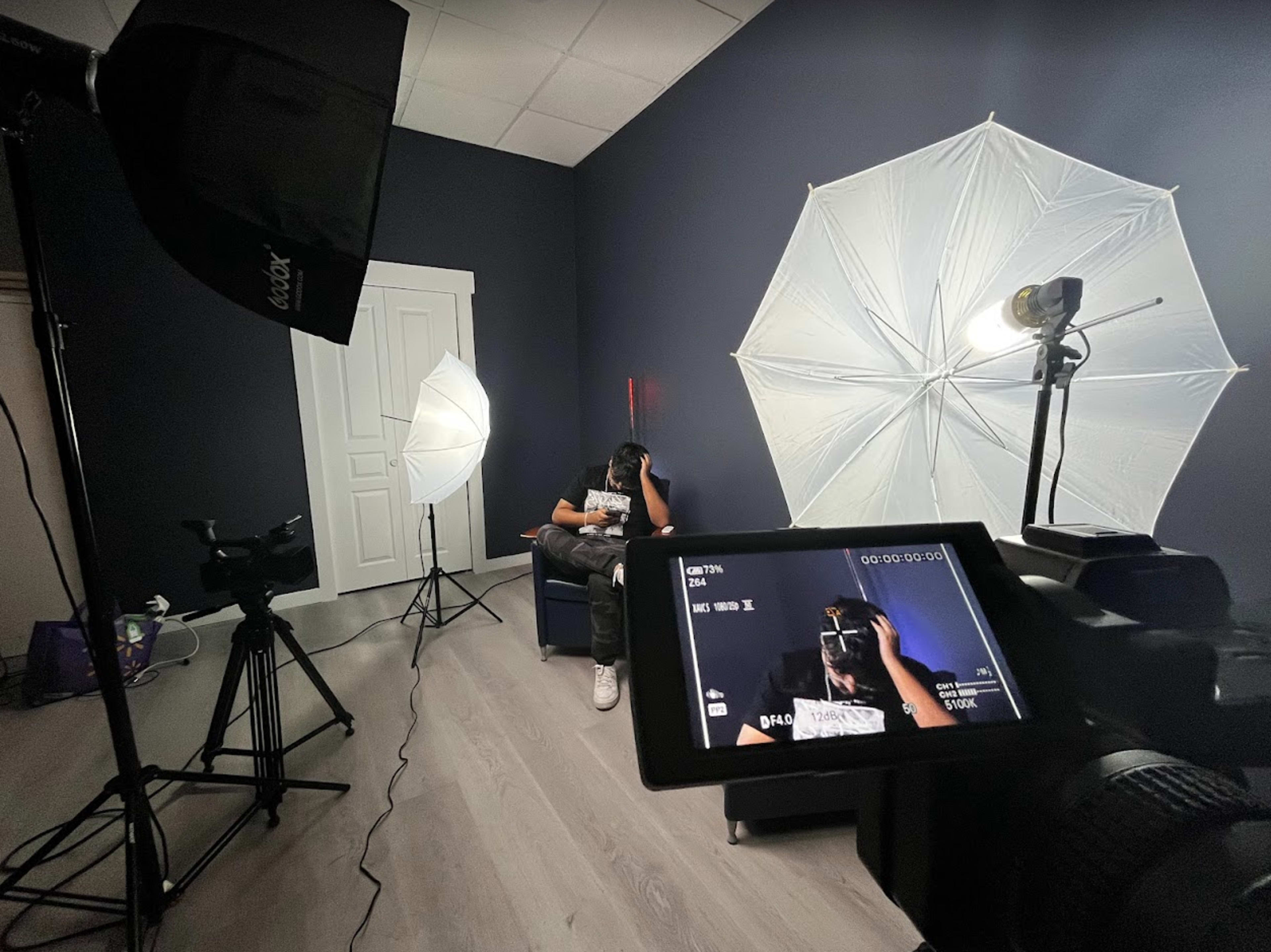 21 ft high ceiling Photo/Video Studio on Centre Street Image in Northwest Calgary, Calgary, AB