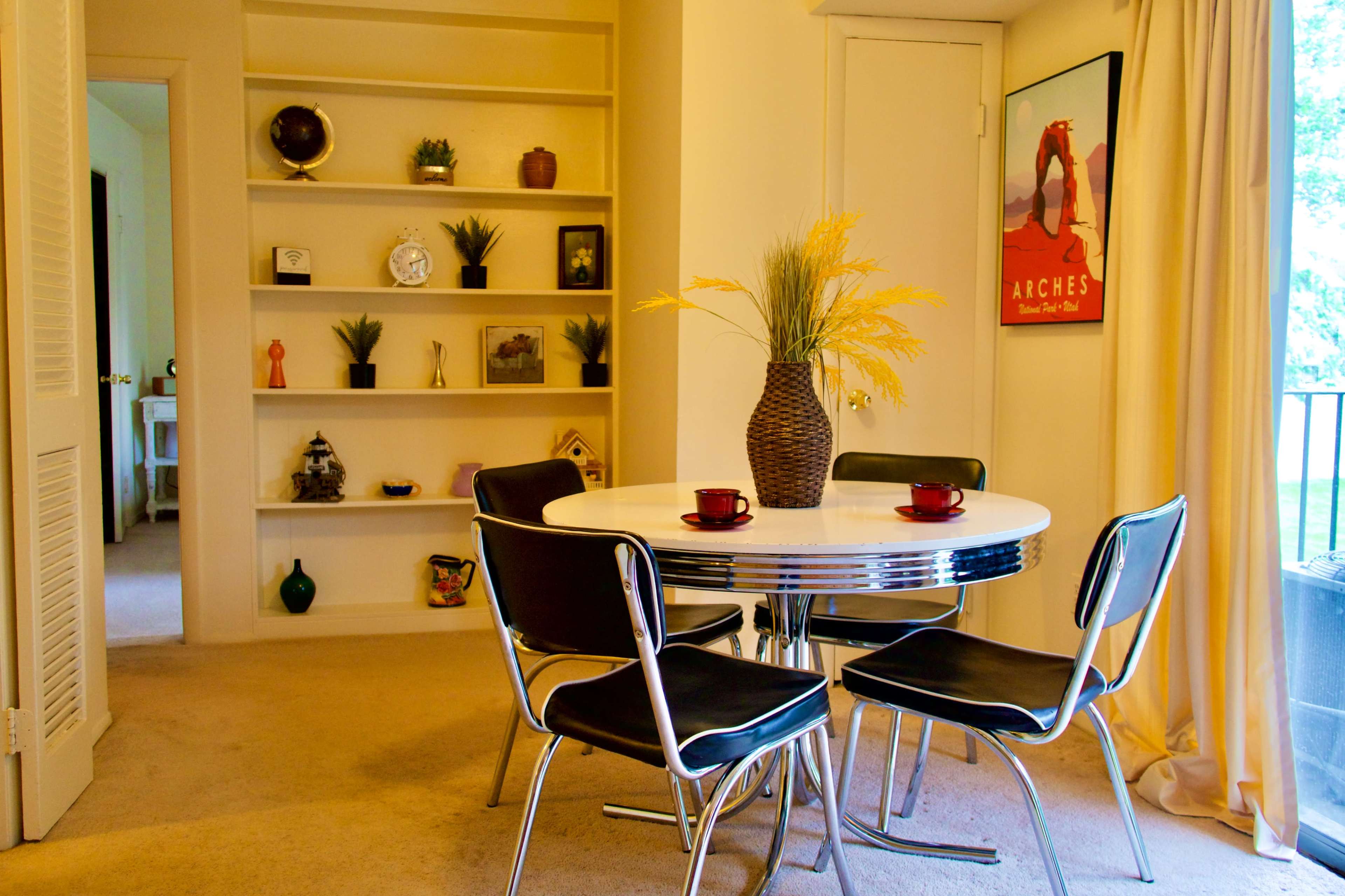 Retro Themed Apartment | VINTAGE Mid Century Theme Image in Cherrydale, Arlington, VA
