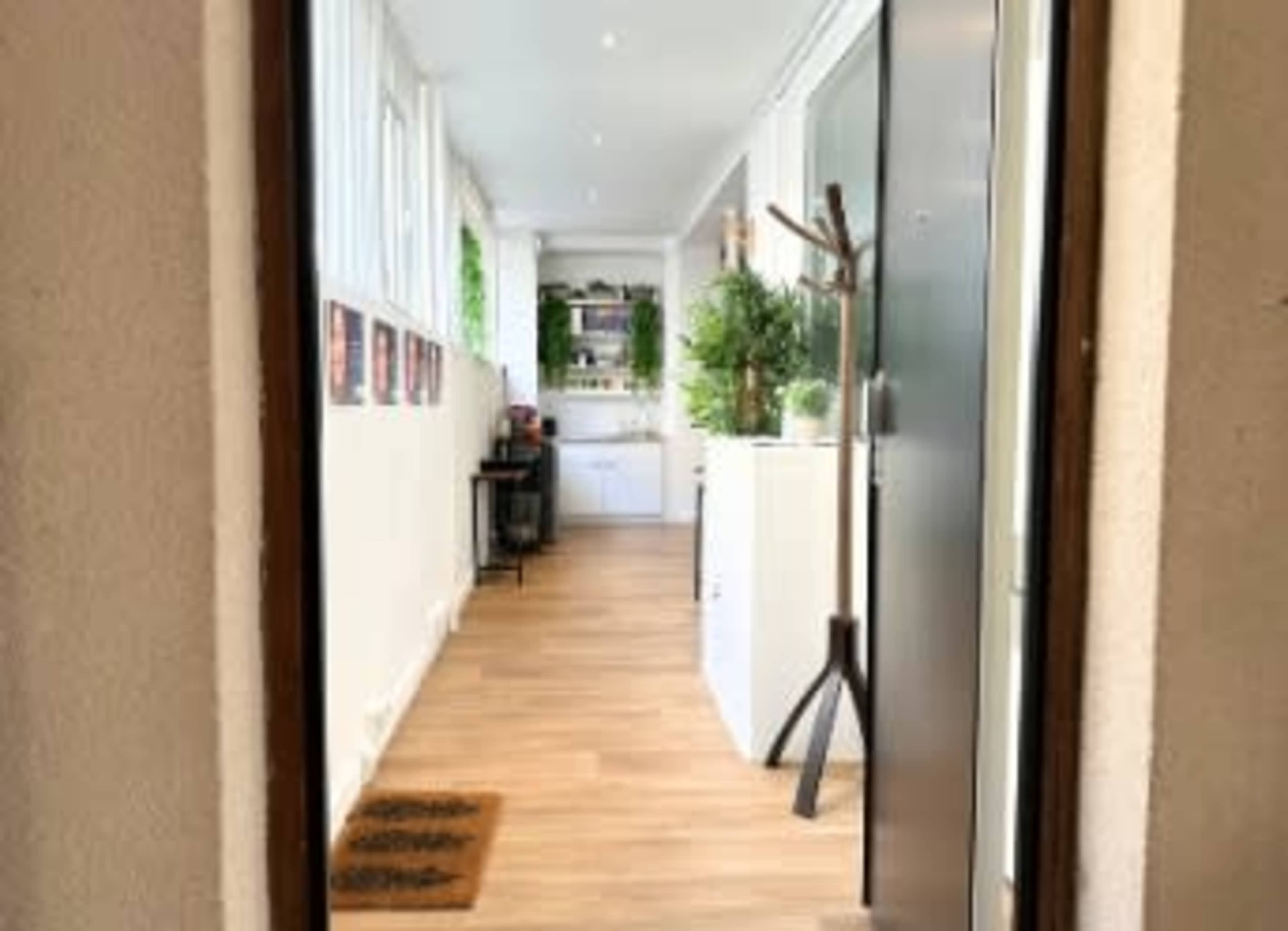 Un studio de quatorze salles séparées entièrement équipées Image in Roquette, Paris, 