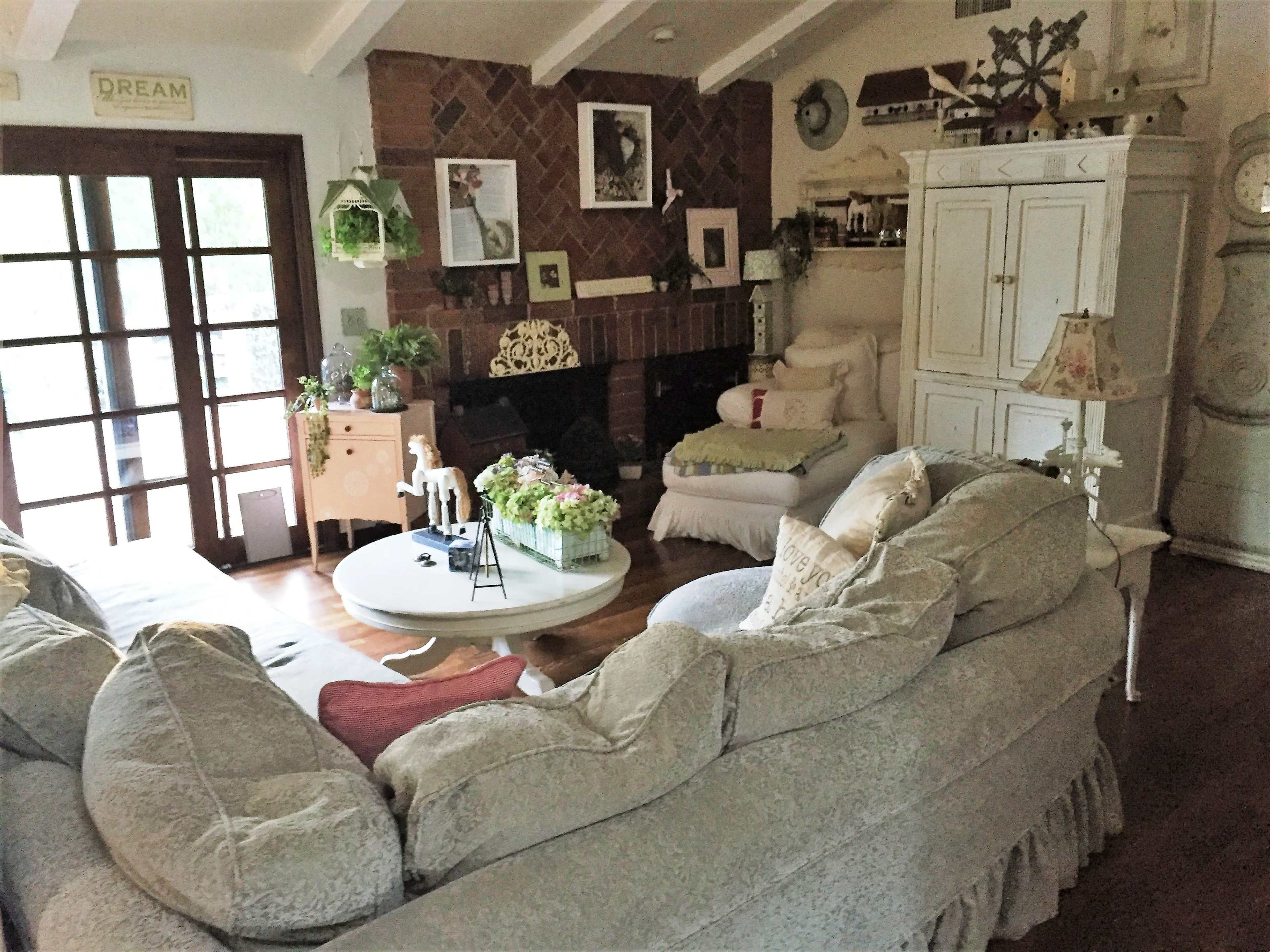 We are in a quiet suburban neighborhood with unique houses. It is roomy. The living room is decorated in a unique and intrigueing way. The backyard is spacious with a great view. Image in Newhall, Santa Clarita, CA