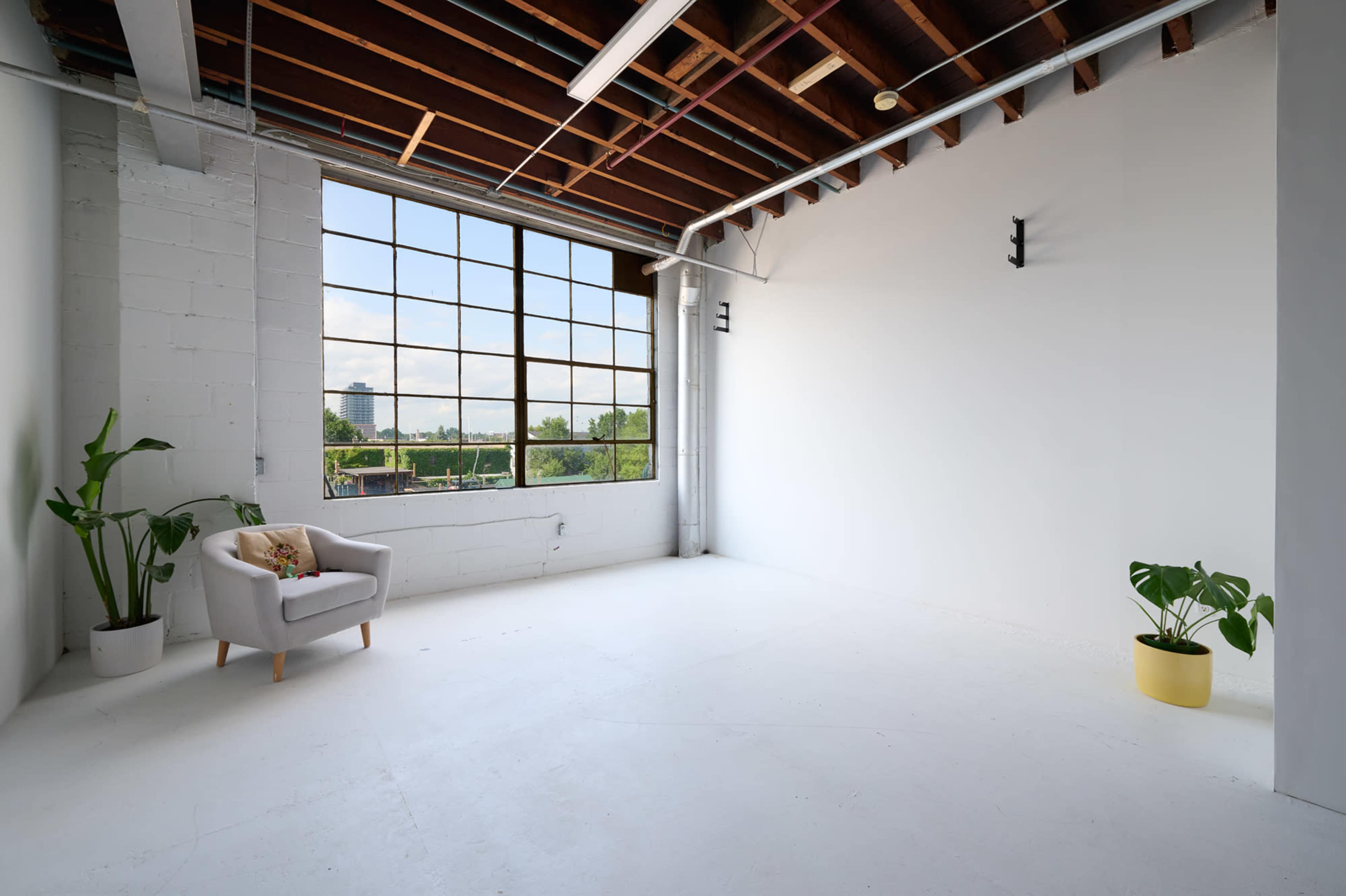 Traditional Photo Studio with Even North Light Image in Leaside, Toronto, ON