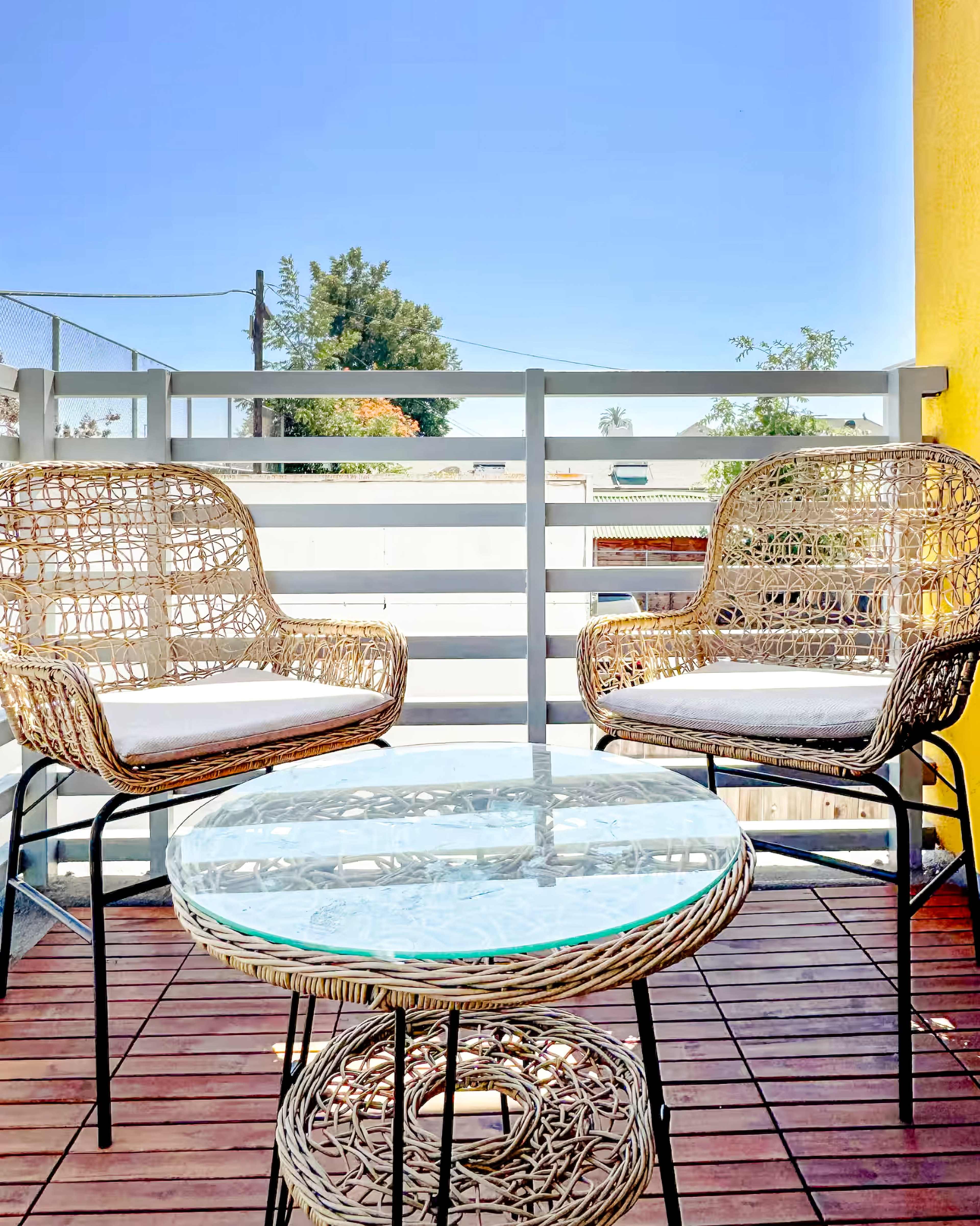 Sophisticated Contemporary Residence with Clean Aesthetic Image in Koreatown, Los Angeles, CA