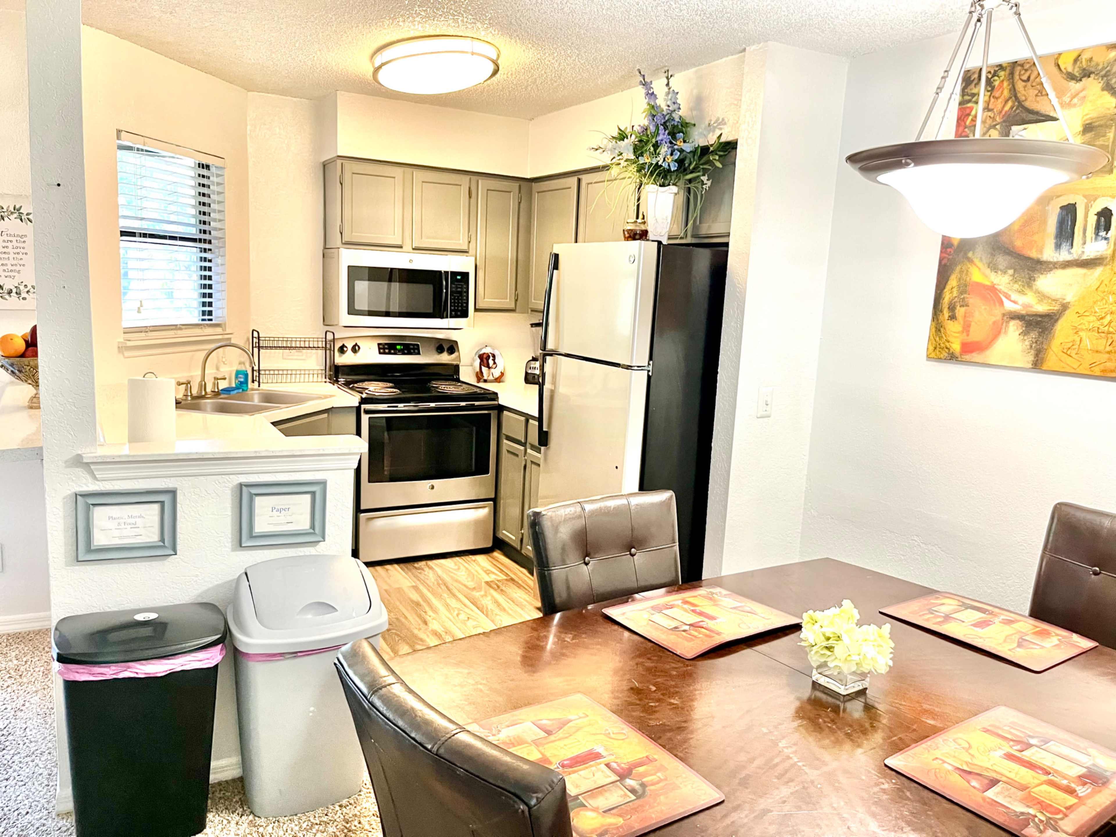 Daytona 2 Bed Art Deco Apartment 10 Minutes to Beach Image in Countryside Commercial, Port Orange, FL