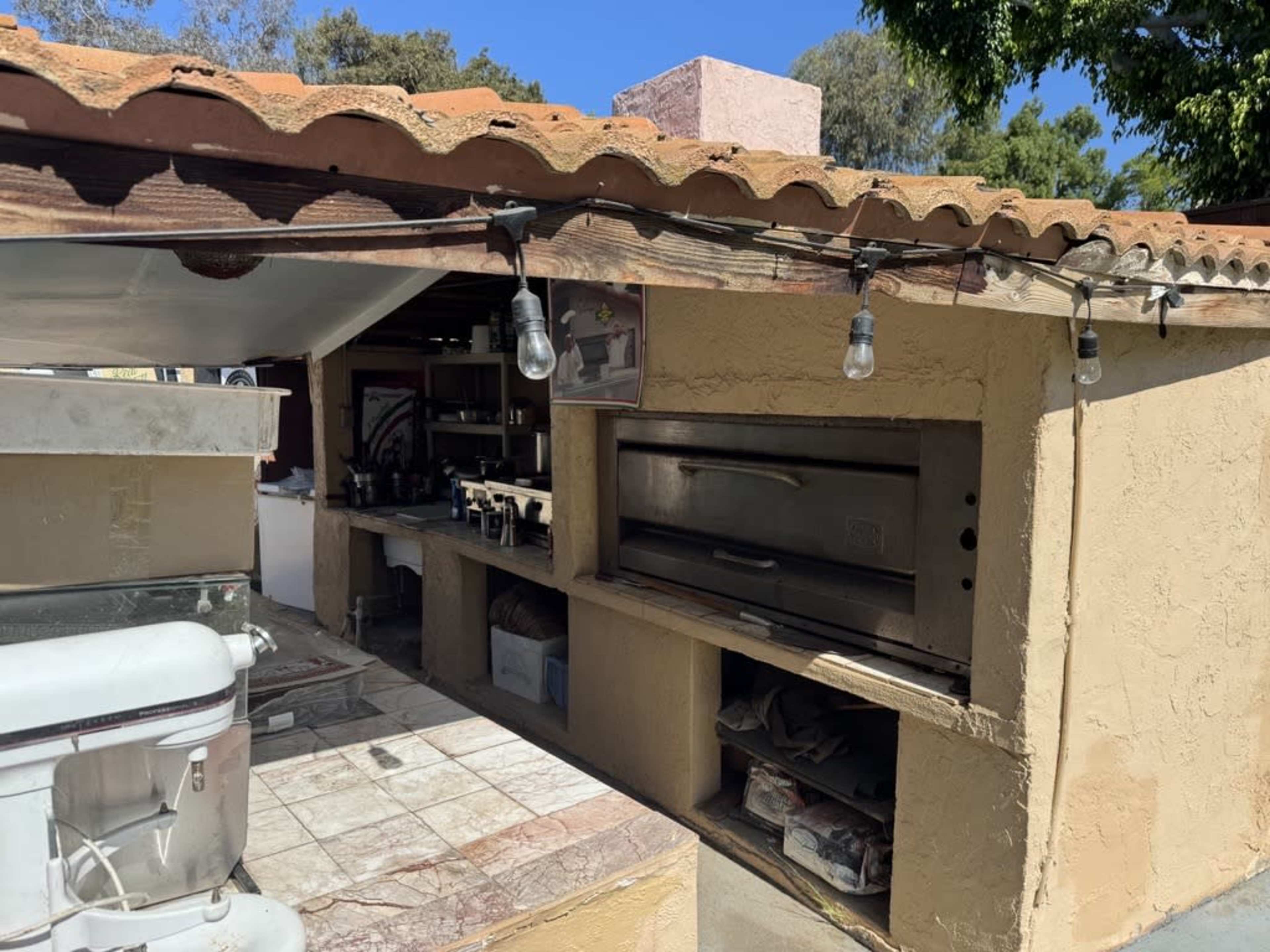 Beautiful Italian Villa with outdoor kitchen and pizza oven Image in Vista, Vista, CA