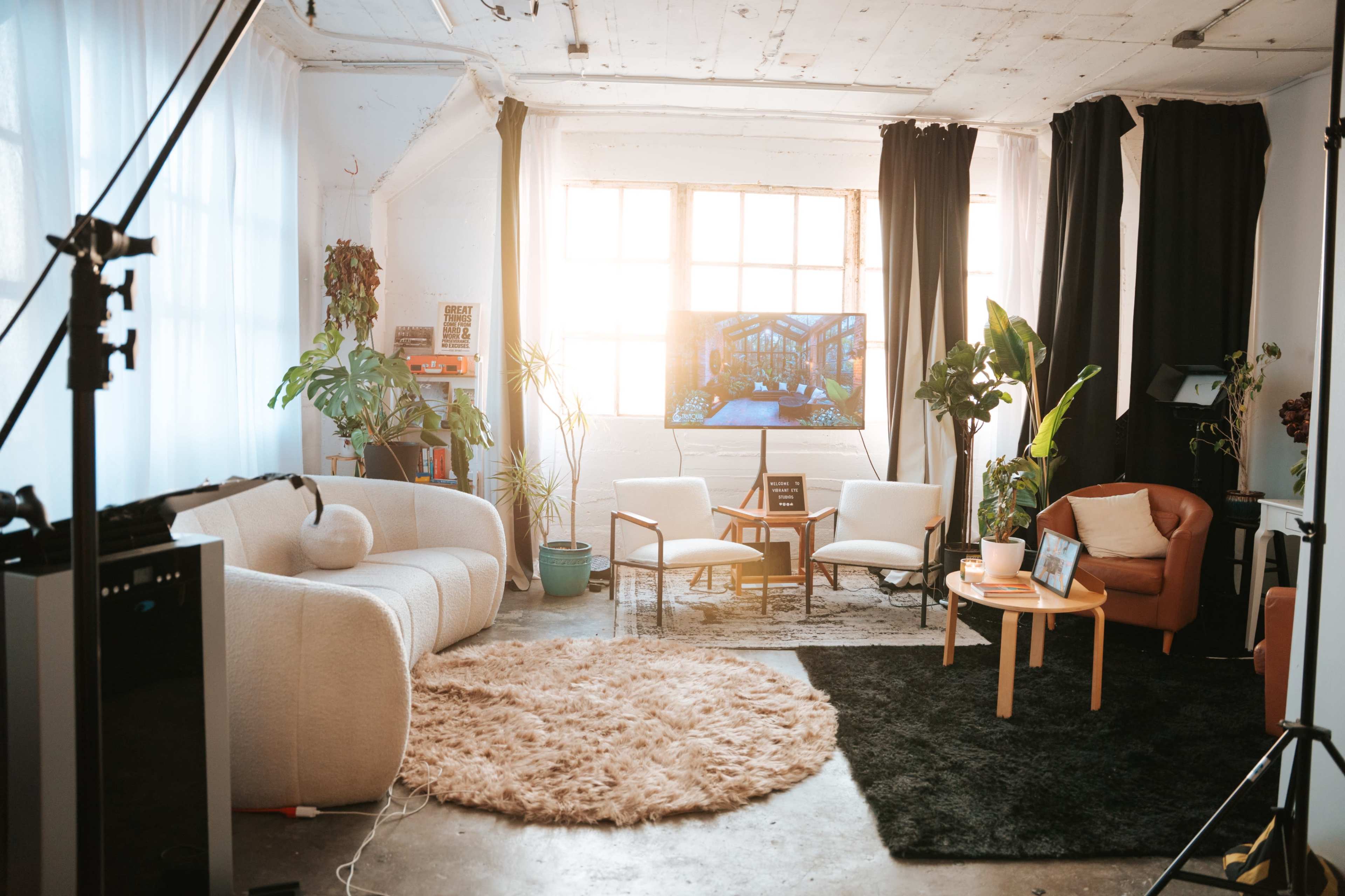 Multi-Set Natural Light Studio w/ Rooftop Skyline View & FREE Lighting/Equipment Included (AC Available) Image in South Los Angeles, Los Angeles, CA