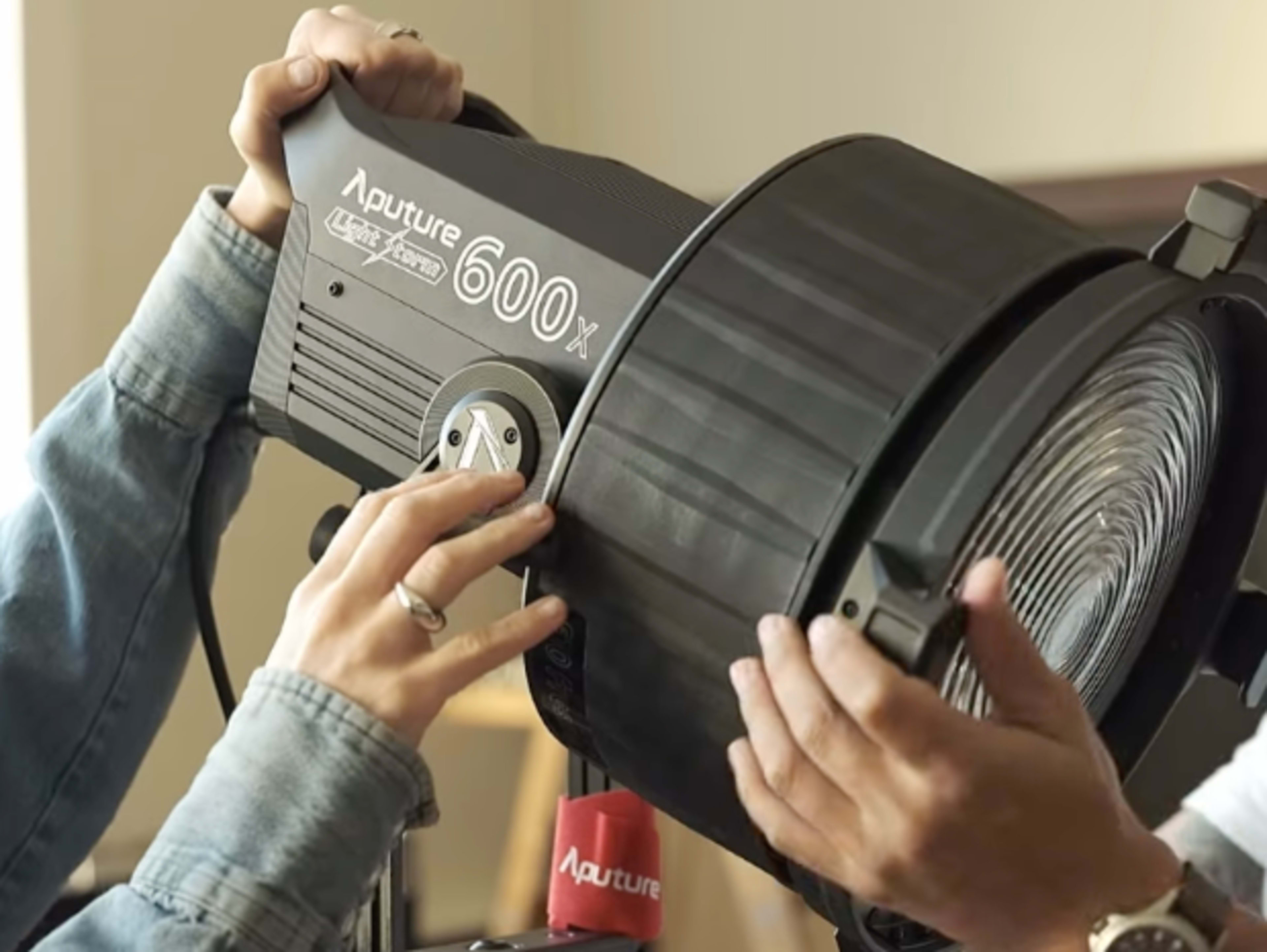 Aputure 600x bi color with fresnel 