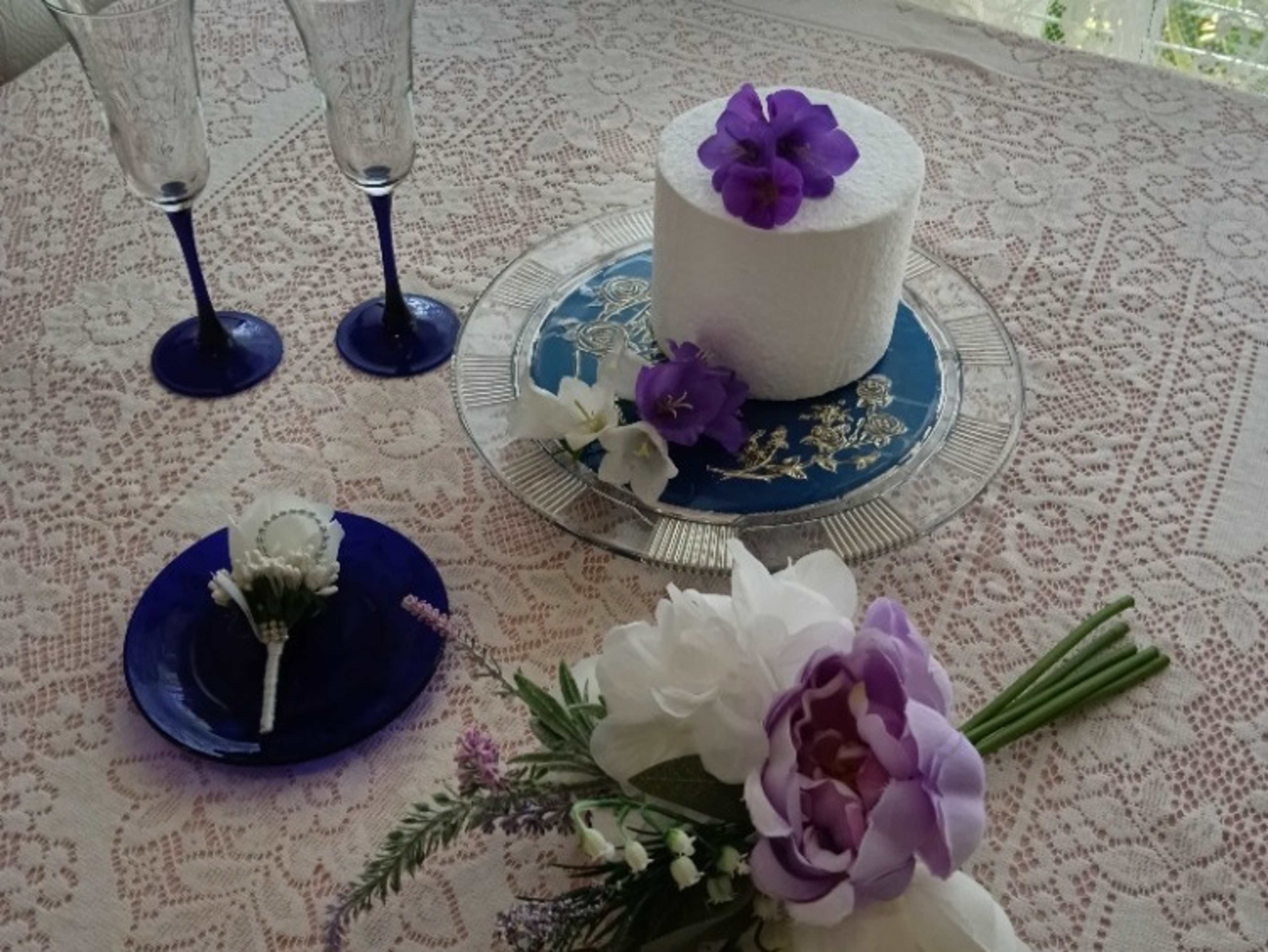 Silk Floral/Cake + sweets to share/Sparkling Cider