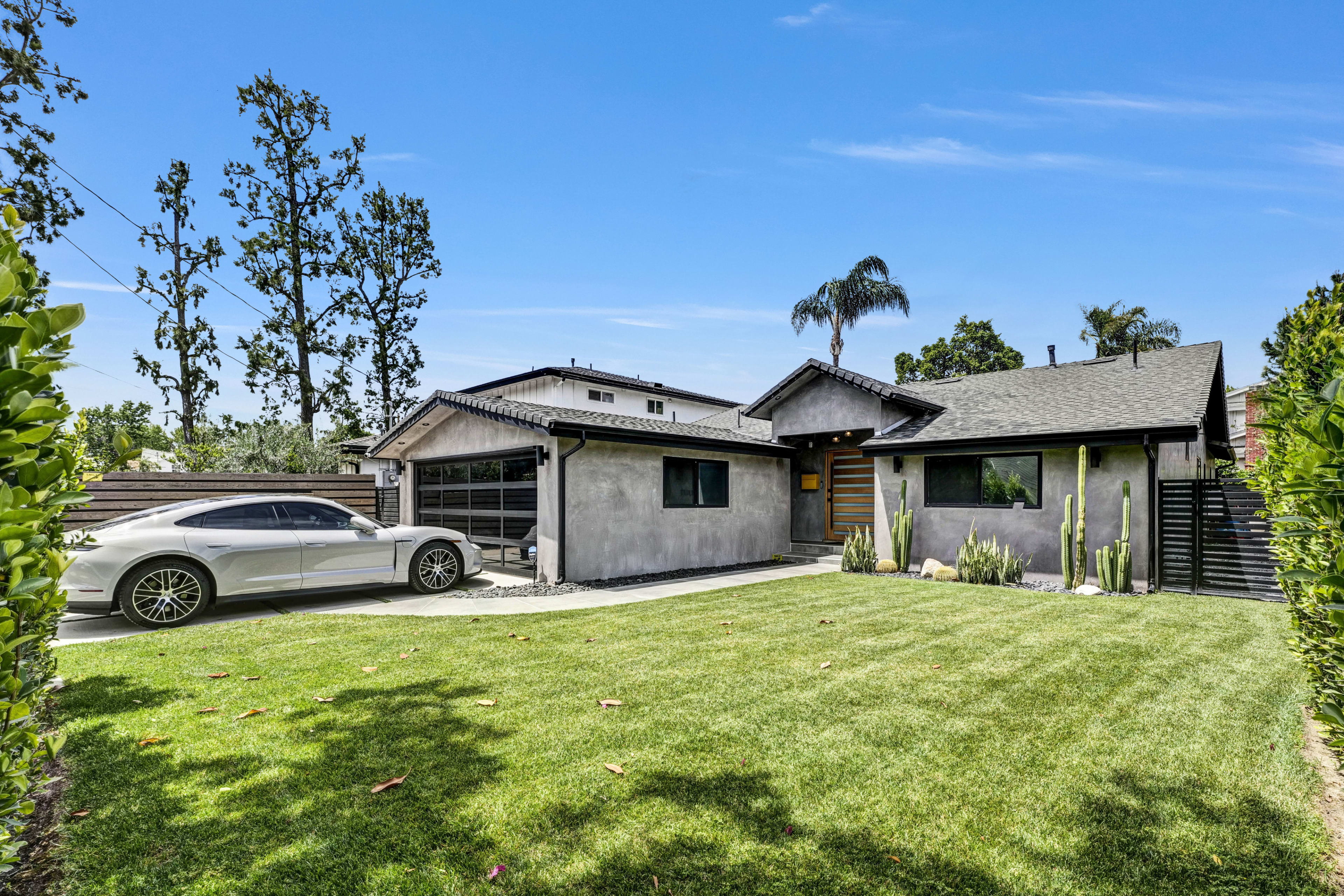 Designer Modern Home convenient location w/ tons of parking Image in Sherman Oaks, Sherman Oaks, CA