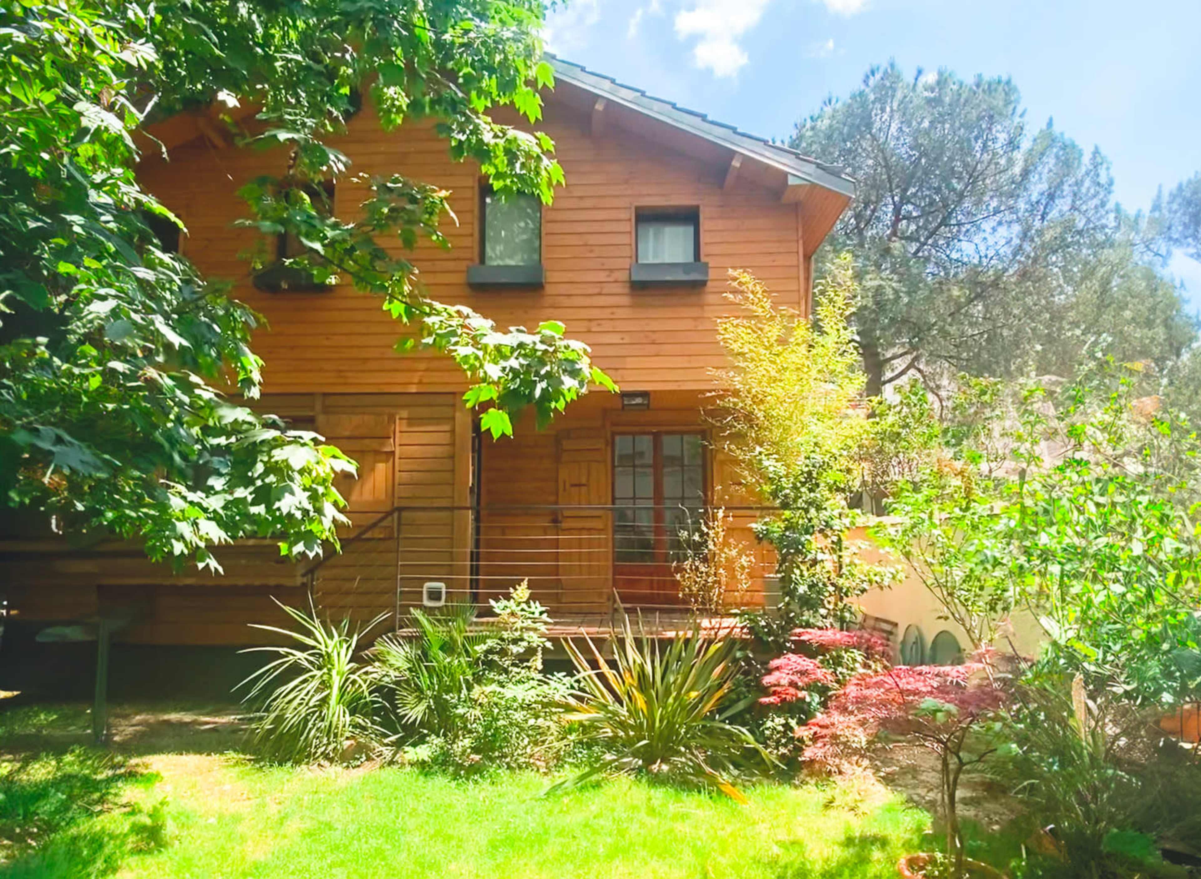 Chalet Parisien Image in Bel-Air Nord, Paris