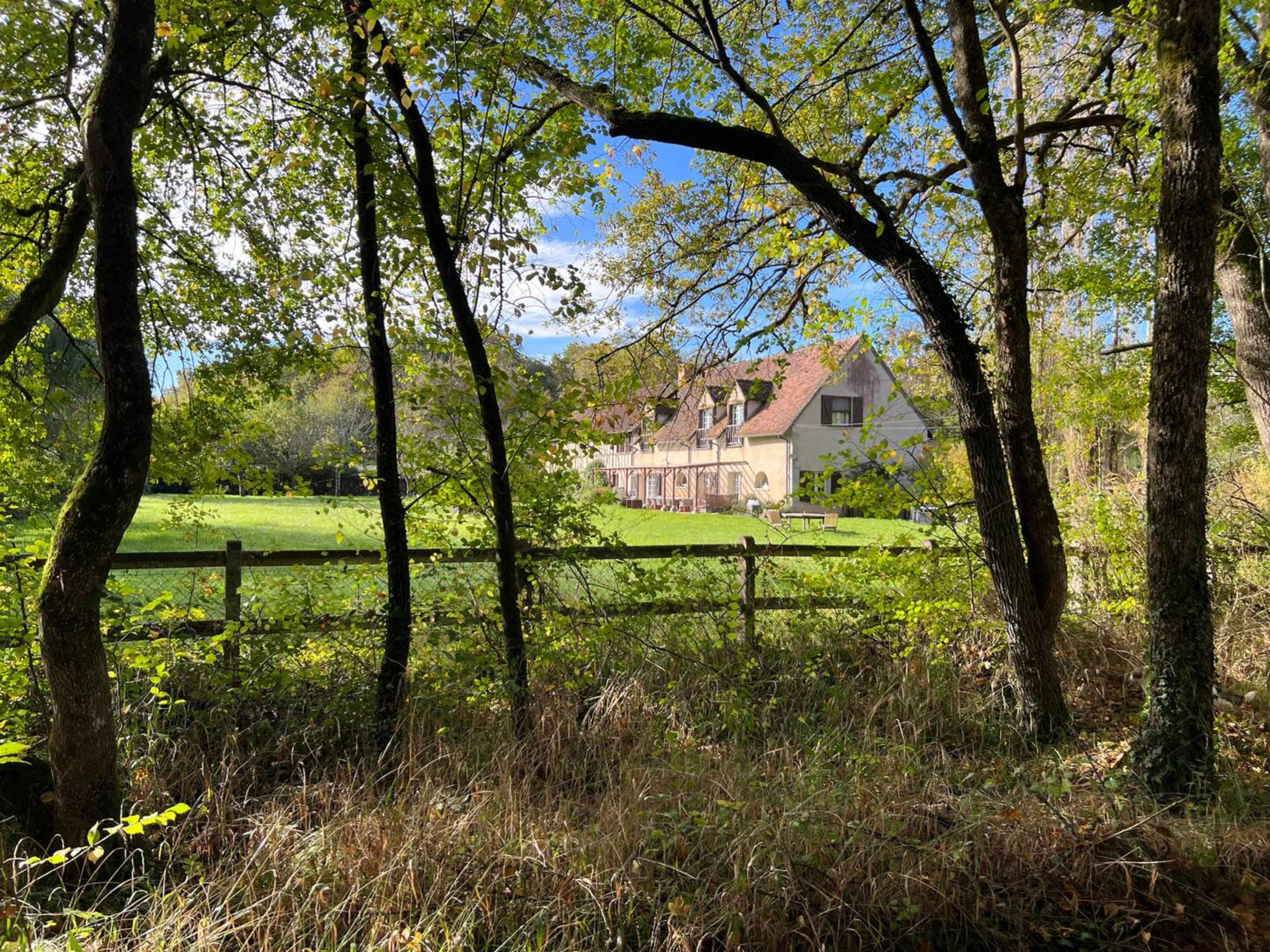 maison de charme entre forêt, prairies et lacs avec son jacuzzi. Image in , ROGNY-LES-SEPT-ECLUSES