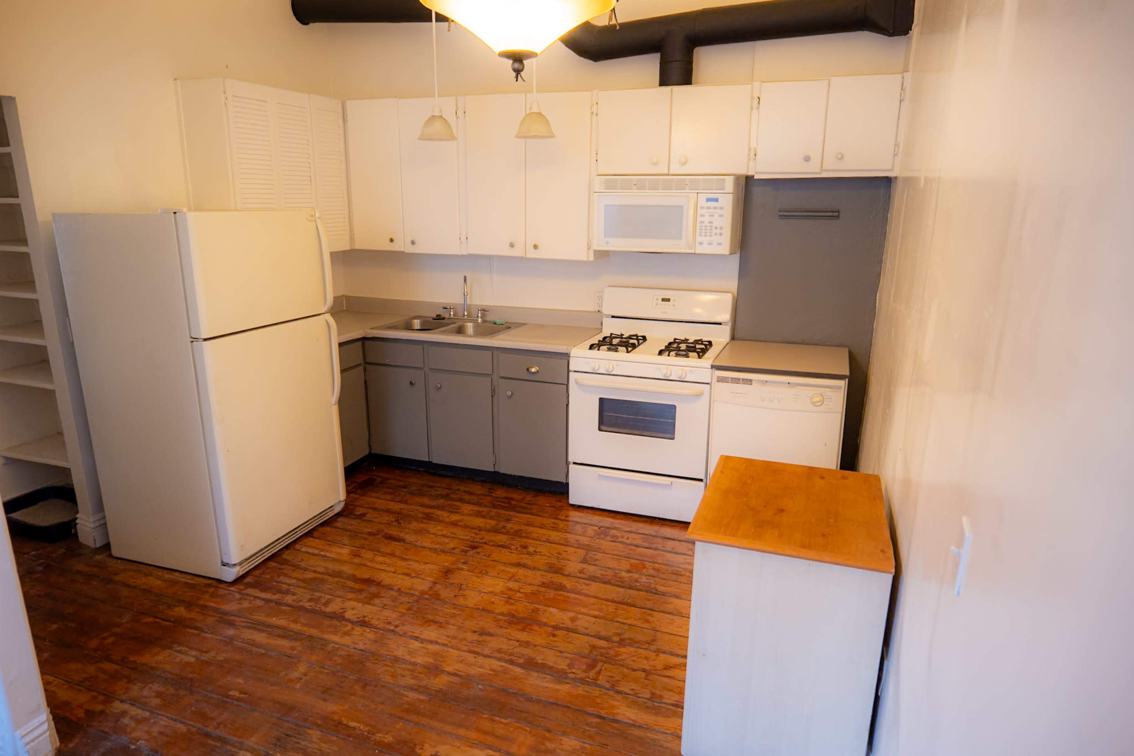 Downtown Victorian Apartment with Lovely Natural Lighting Image in Sherman Heights, San Diego, CA