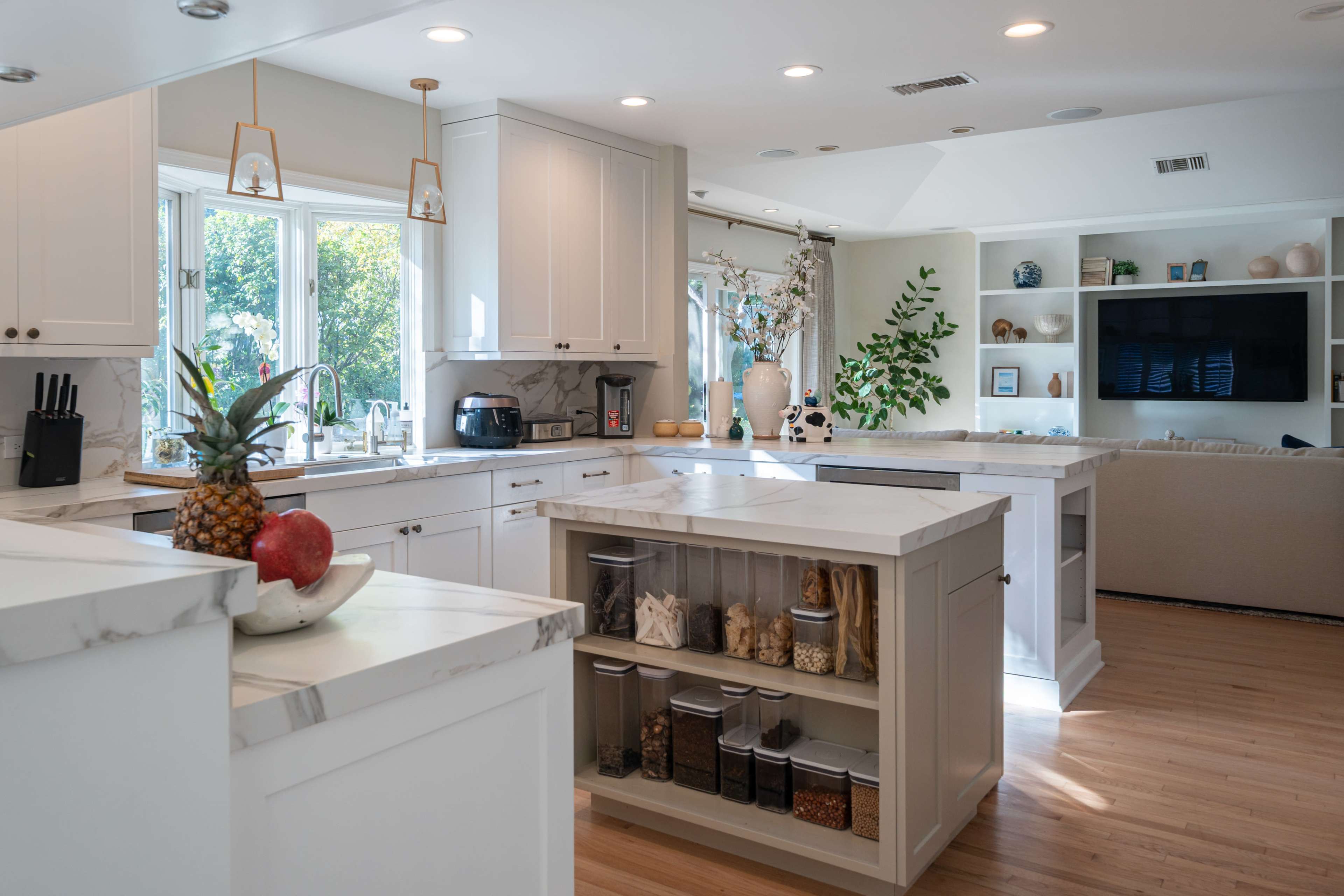 Bright Contemporary California Home with Luxury Kitchen Image in South Pasadena, south pasadena, CA