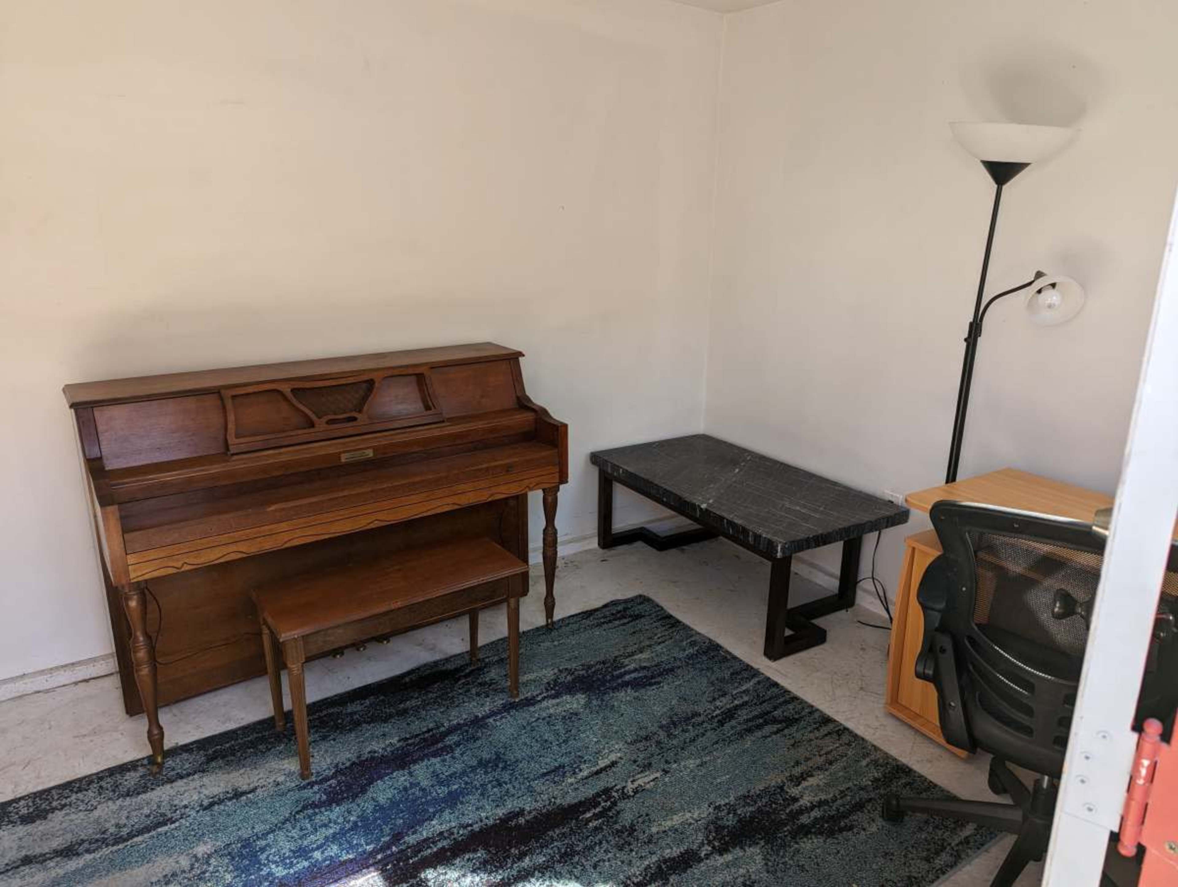 Santa Monica House with studio with piano Image in Pico, Santa Monica, CA