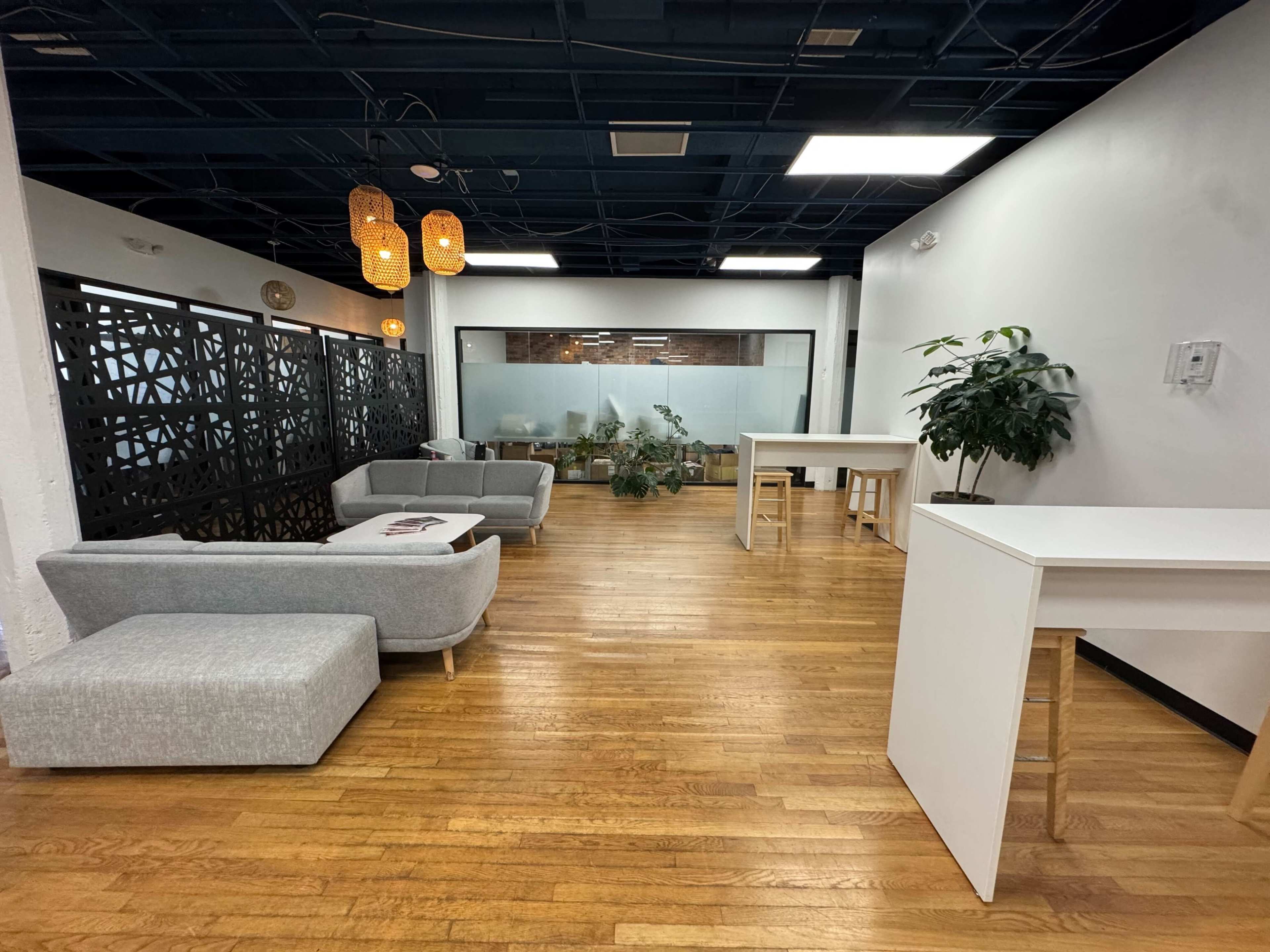 Downtown Meeting & Networking Lobby Image in Downtown Detroit, Detroit, MI