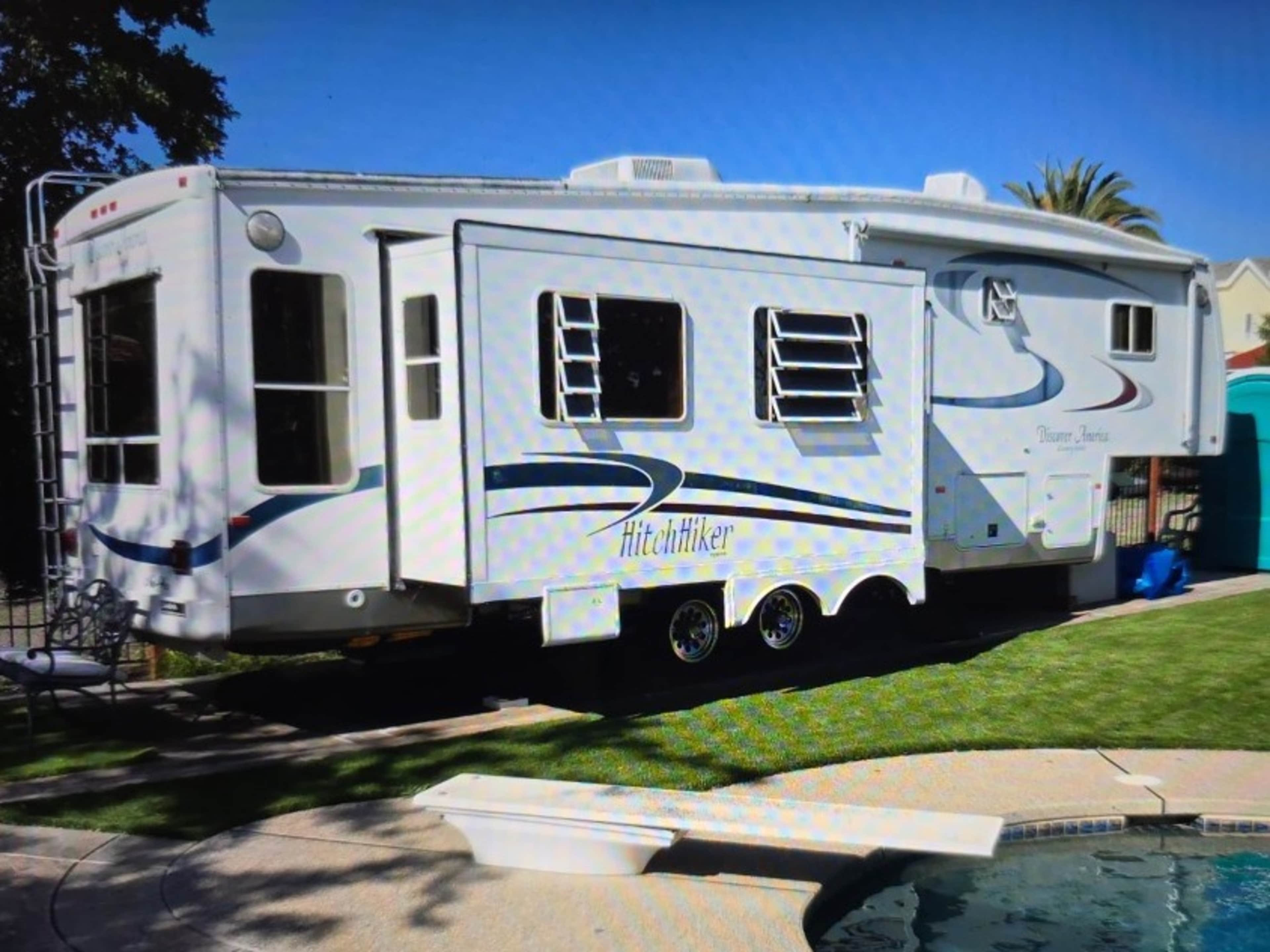 5fh Wheel Lounge - Private Bed & Bath