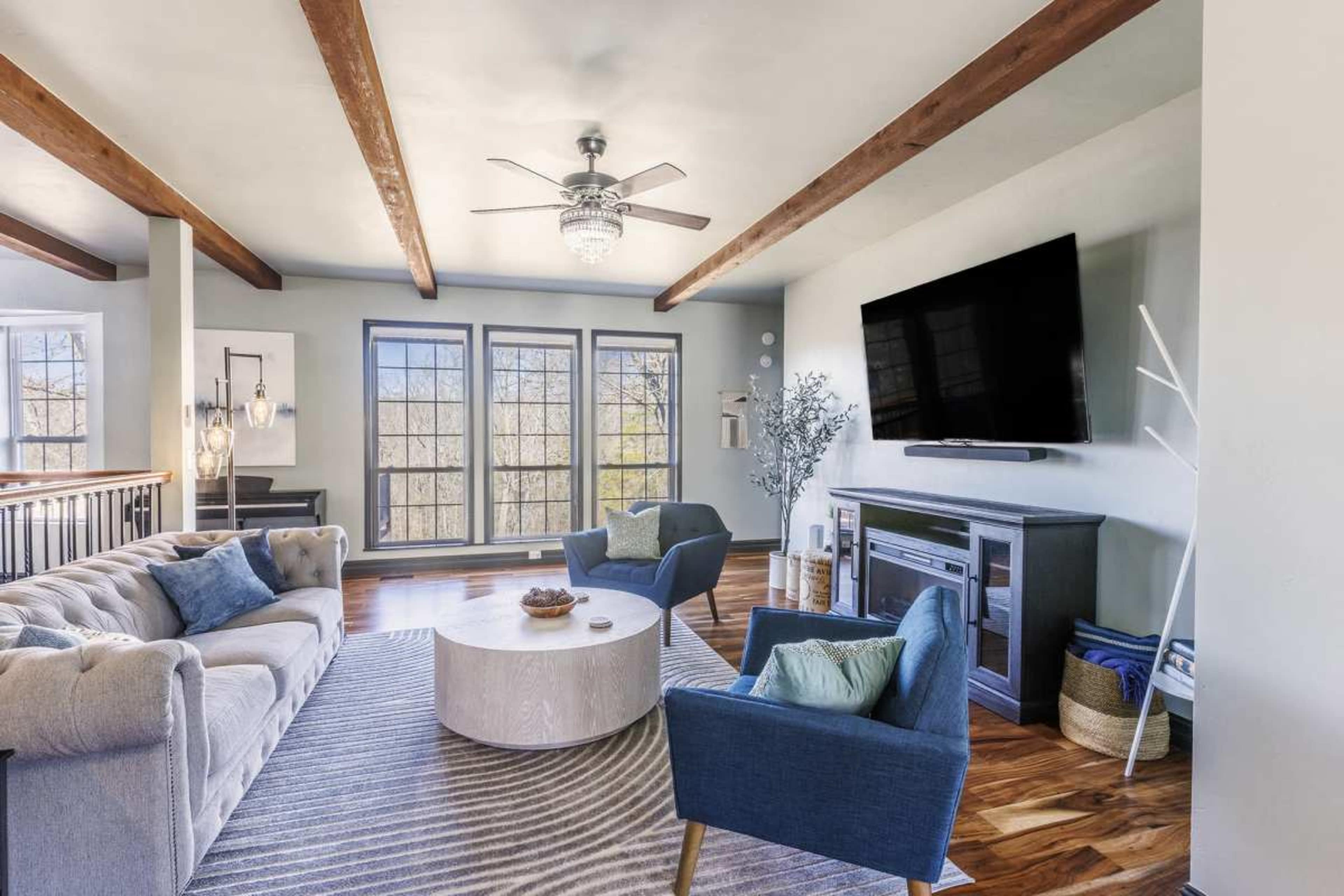 Stunning Luxury Home with Chefs Kitchen, luxury bathrooms, upgrades throughout and large private yard Image in Bella Vista, bella vista, AR