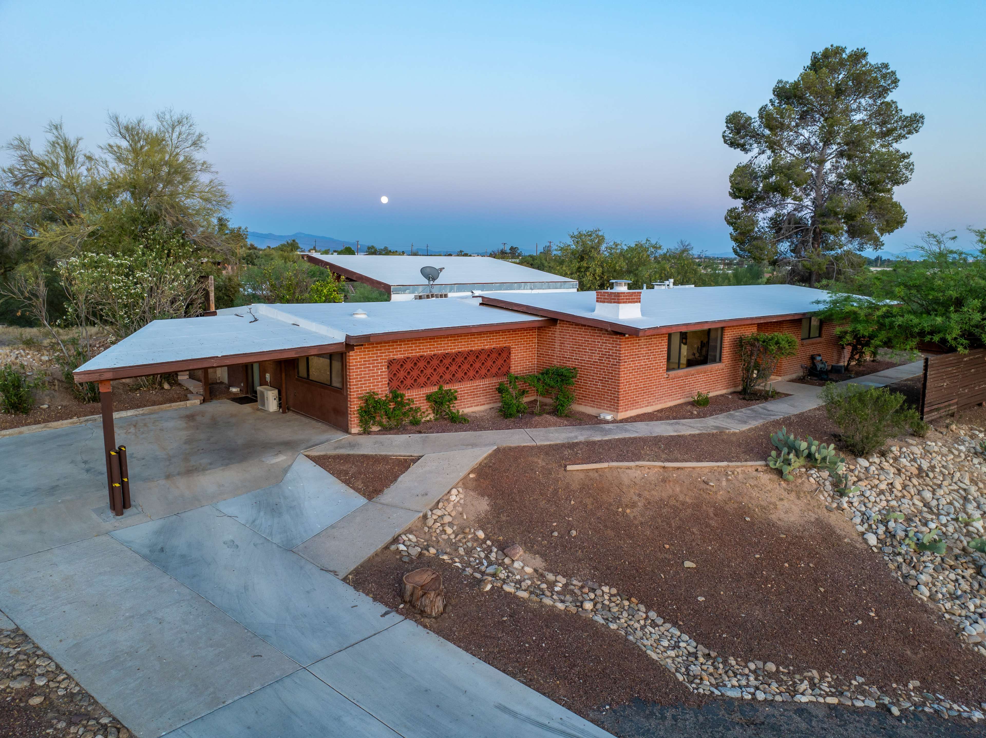 Contemporary house in the north-west side of Tucson Image in Riverside Terrace, Tucson, AZ
